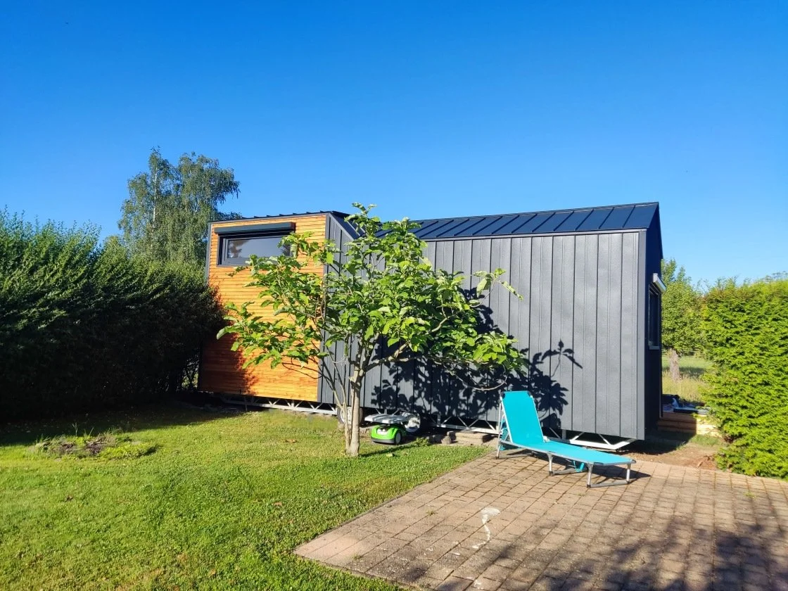 Allrounder mit Lärchenholz-Fassade und angeschrägtem Pultdach für 2-6 Personen, mit 1 oder 2 Schlafebenen.