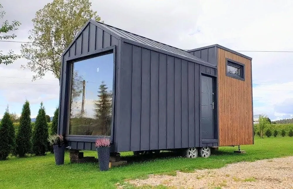 Allrounder mit Metall/Holzimitat-Fassade und riesigem Panoramafenster im Wohnbereich: hier mit 1 Schlafebene.