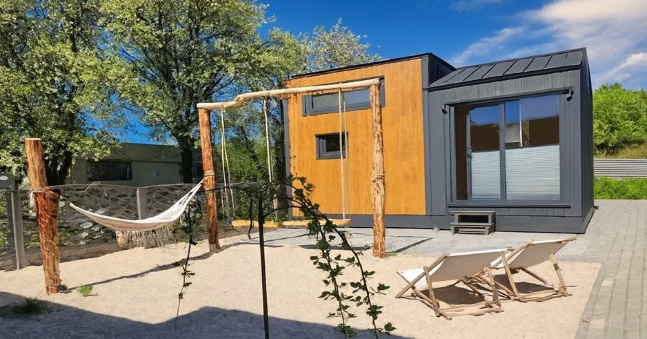 Allrounder mit Metall/Holzimitat-Fassade: mit 1- oder 2 Schlafebenen.