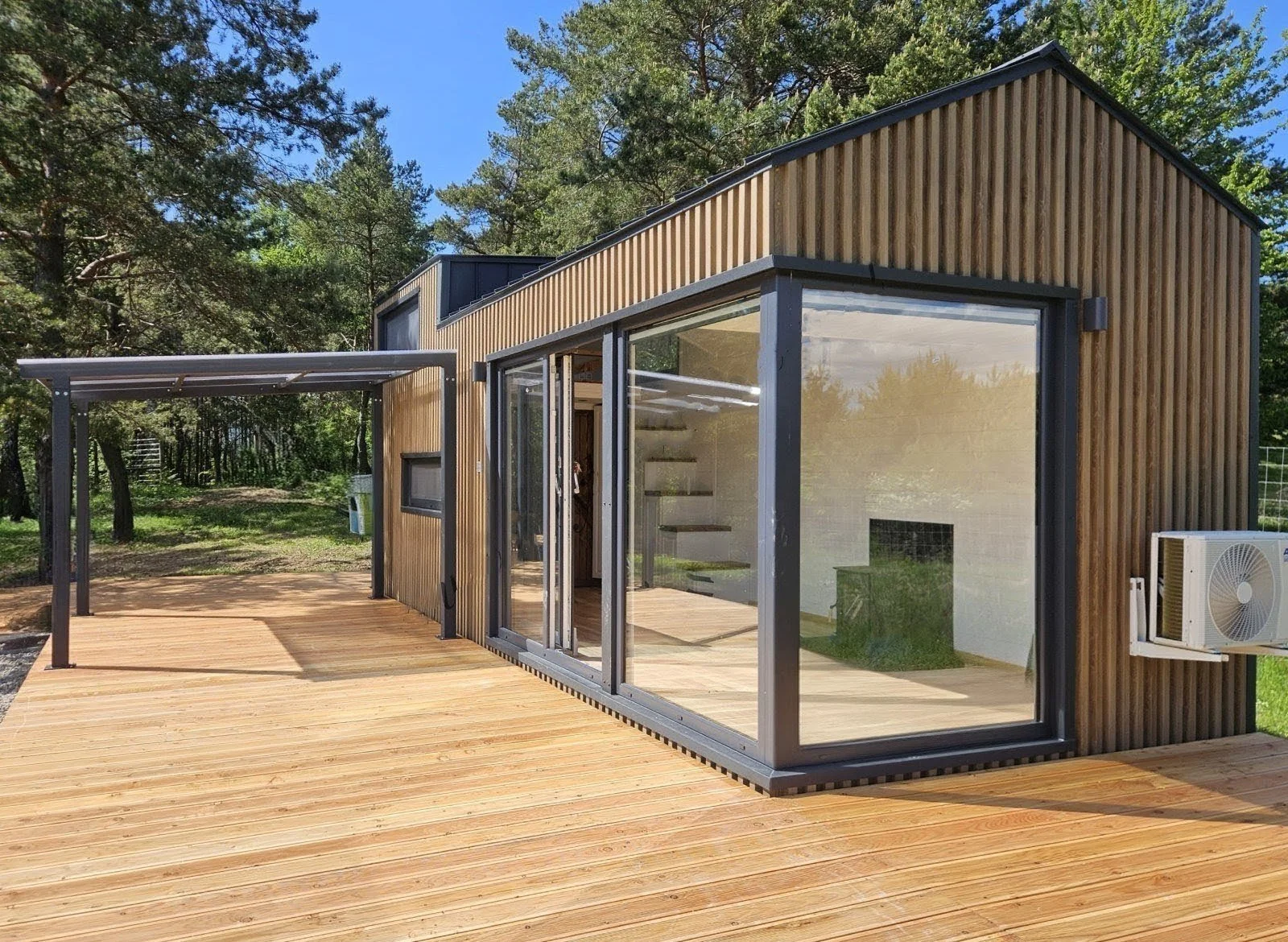 Dreamer mit Lamellen-Fassade, L-Terrasse und 2x4m Pergola für 2-6 Personen, mit 1 oder 2 Schlafebenen