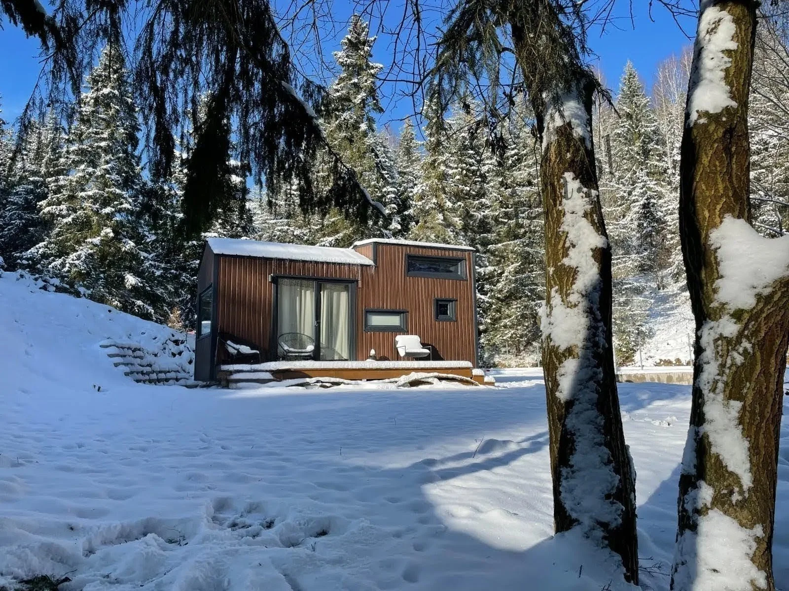 Allrounder mit Metall/Holzimitat-Fassade: mit 1- oder 2 Schlafebenen.