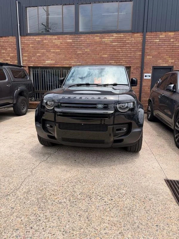 Land Rover Discovery in Black at B&M Bodyworks in Bulimba. 