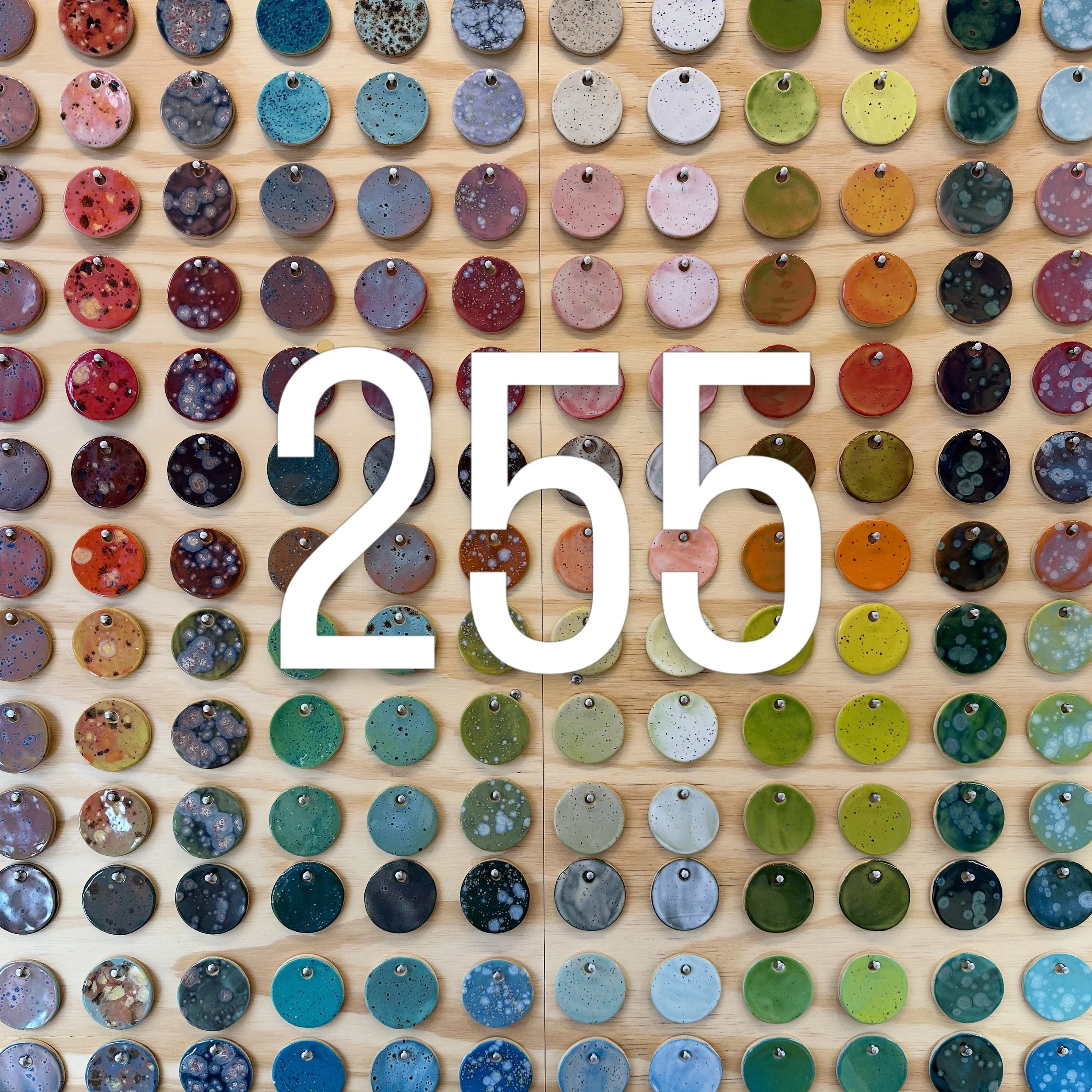 English below.🇬🇧

255.

Husk tallet. Det er nemlig antallet af forskellige tests i det hidtil mest crazy glasurprojekt hos @kvaets_keramik 😱

Henover for&aring;r og sommer har vi testet hver eneste @mayco Gloss-glasur med 17 forskellige krystalgla