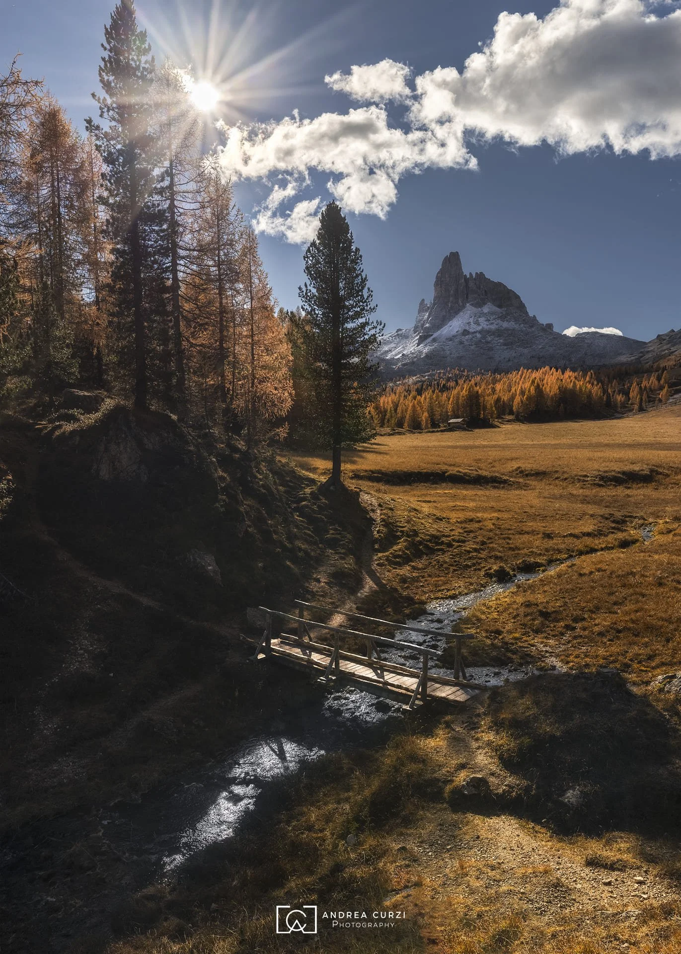 Foto di un'alba in autunno durante il Foliage in Dolomiti durante in viaggio fotografico di Andrea Curzi. Siamo al Lago Federa