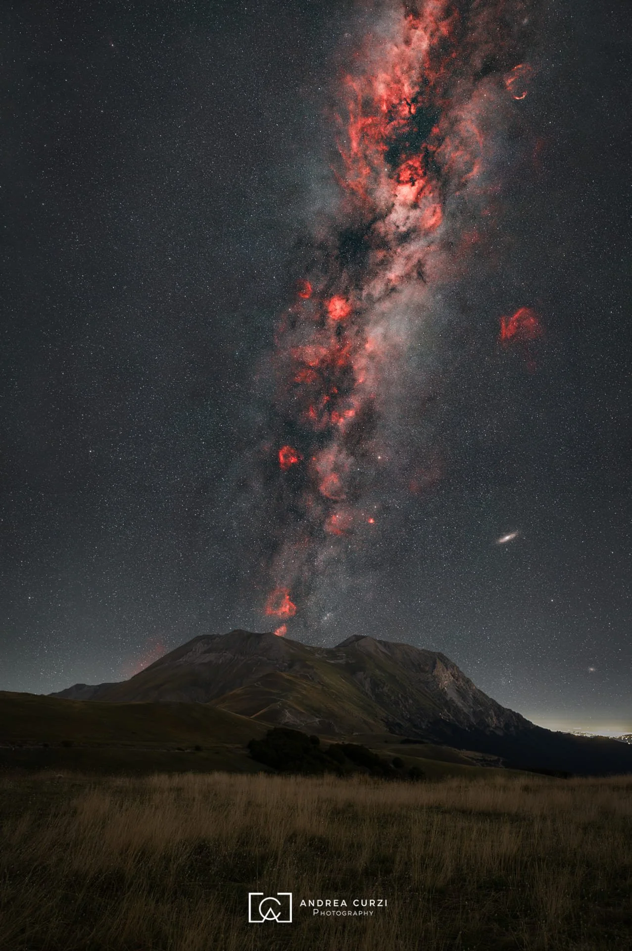 Foto del Monte Vettore sul Parco Nazionale dei Sibillini con la Coda della Via Lattea. Foto scattata durante un workshop fotografico nelle Marche di Andrea Curzi.
