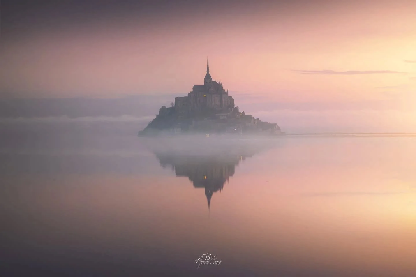 "My Mont Saint Michel Collection"
ITA| Mont Saint-Michel era una tappa che sognavo da tempo.
A Marzo ho avuto la possibilità di passarci due notti con il camper e in quei giorni ho cercato di viverlo davvero, tornando più vo