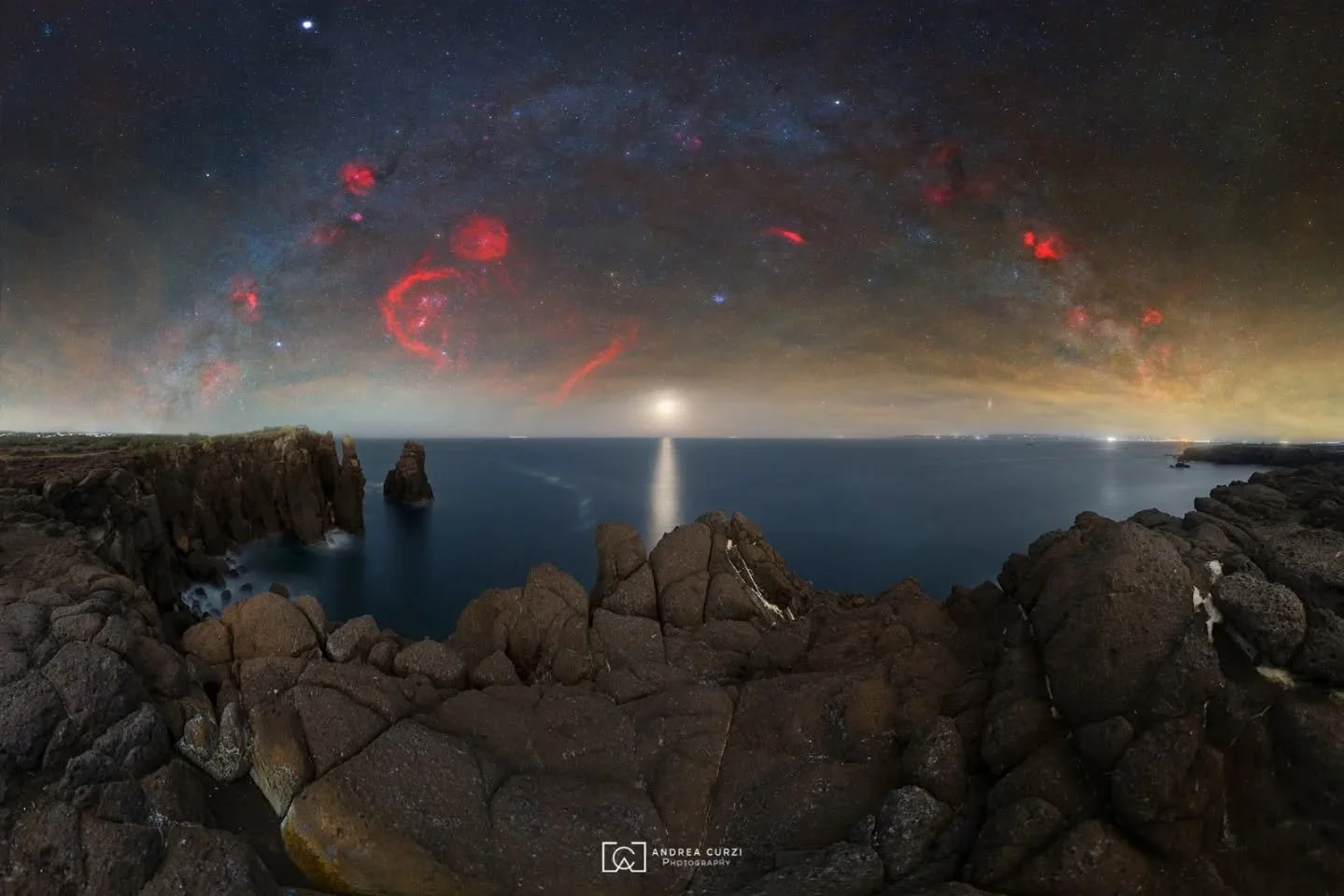 ITA| Una splendida nottata al Nido dei Passeri in Sardegna in cui una piccola falce di luna tramonta e lascia spazio alla magia della via lattea invernale. E' una panoramica di circa 240&deg; che ha richiesto molte ore sia in fase di scatto che di po