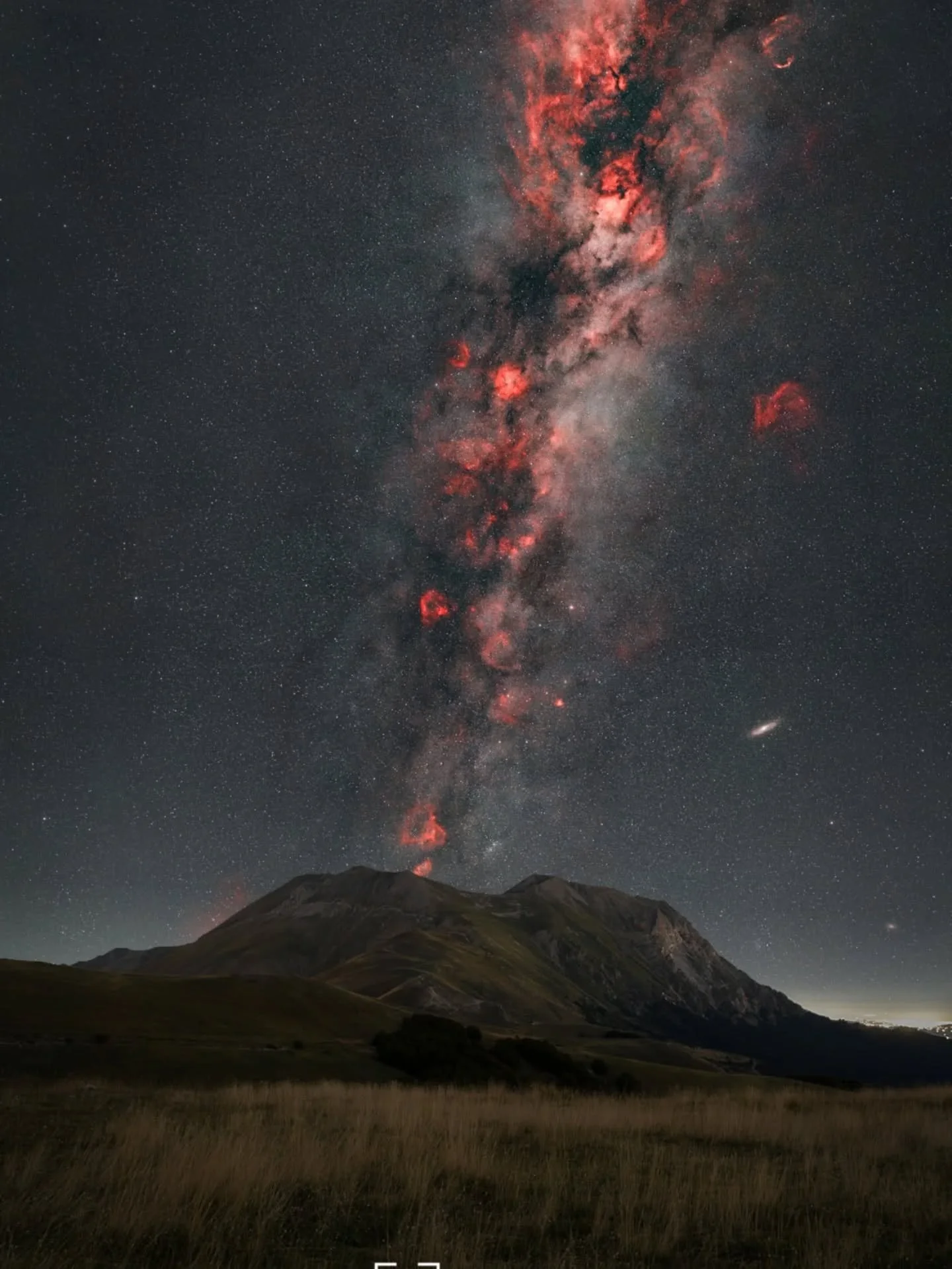 ITA| Oggi &egrave; un grande giorno per me. Ho aperto la Partita Iva come fotografo! E per festeggiare voglio regalarvi questo post che racchiude una nottata intera di scatti fatta il 18 Settembre a Forca di Presta sui Monti Sibillini. Una notte in c