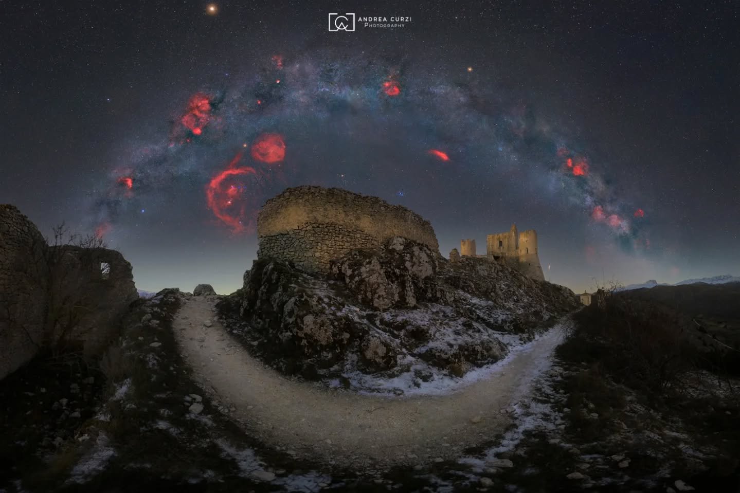 ITA| Qualche settimana fa ho avuto il piacere di fare un workshop 1to1 sul campo qui a Rocca Calascio dedicato alla via lattea invernale.
Il ragazzo che era con me voleva realizzare una panoramica completa e siamo andati alla ricerca di qualche compo