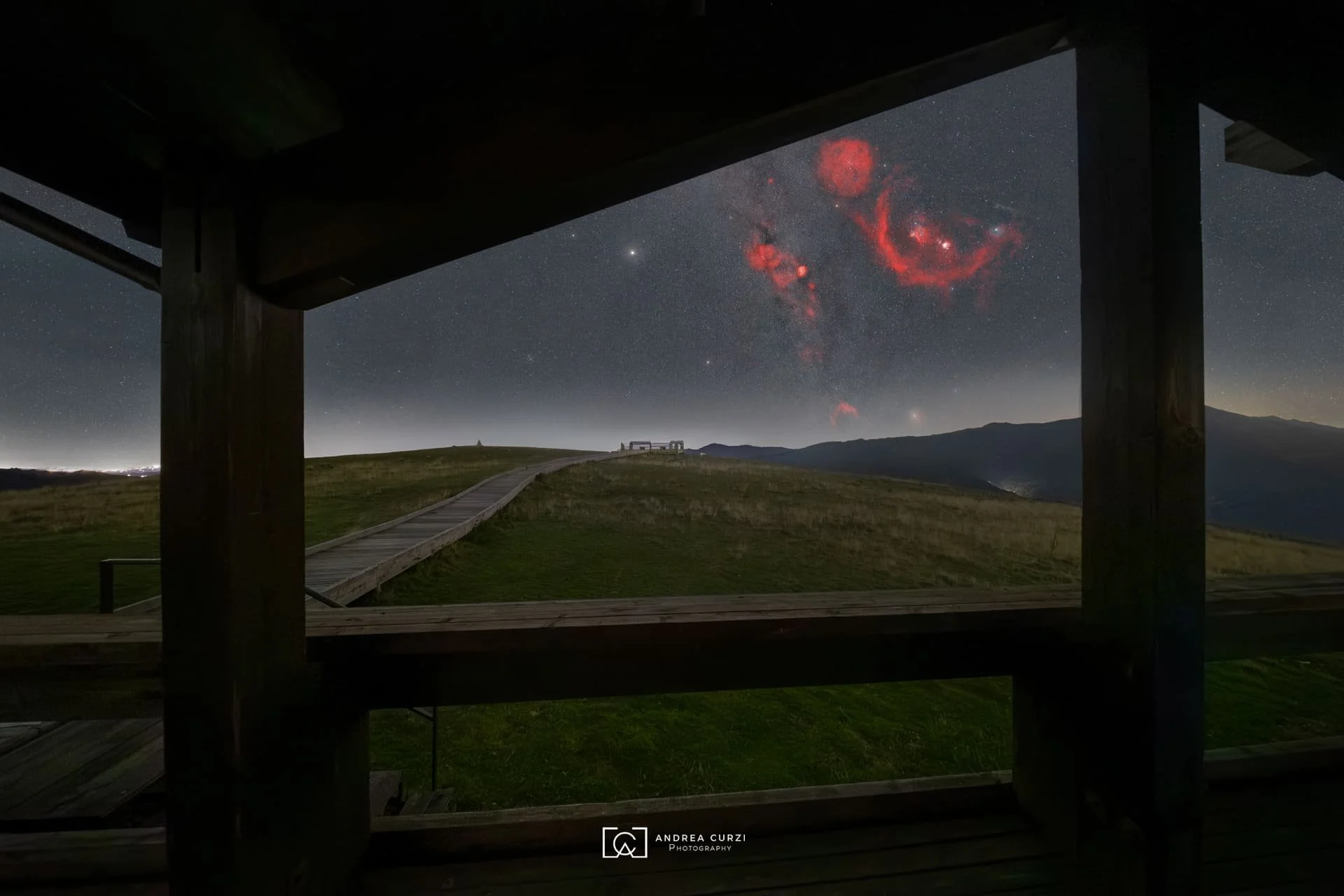 Foto notturna della coda della via lattea con la nebulosa di Orione scattata al rifugio Belvedere di Forca di Presta sul Parco Nazionale dei Sibillini . Foto scattata durante un workshop fotografico nelle Marche di Andrea Curzi.