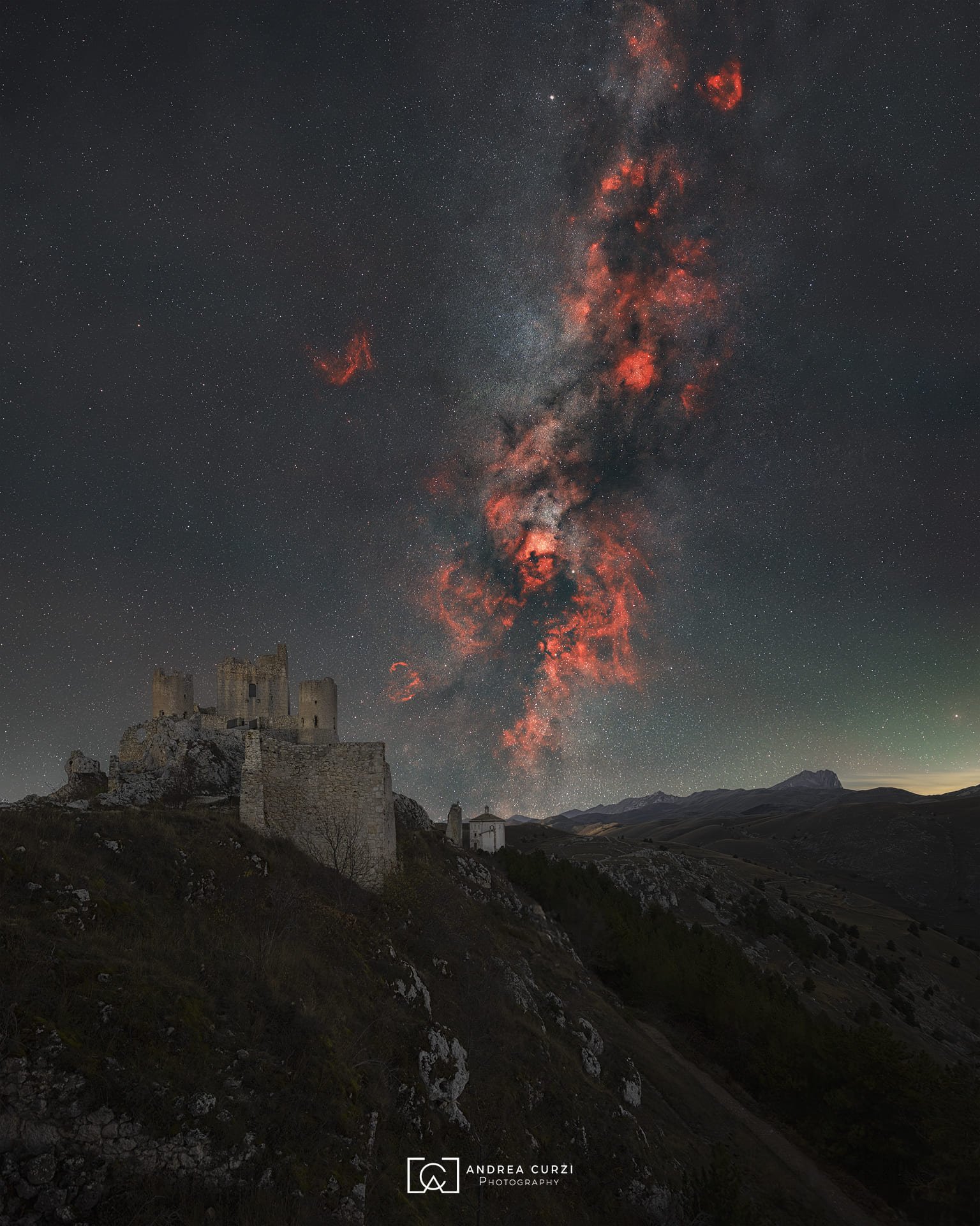 Foto della coda della via lattea scattata a Rocca Calascio durante un workshop fotografico in Abruzzo di Andrea Curzi