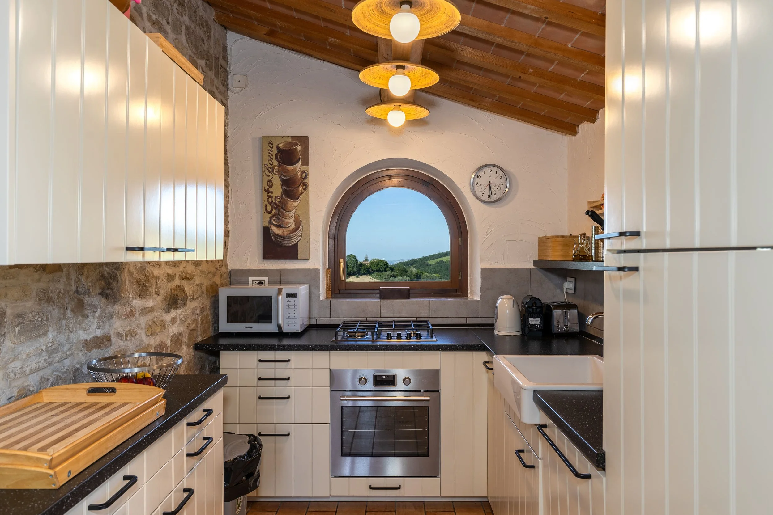 CUCINA FOTOGRAFIA INTERNI CASOLARE DI ANDREA CURZI IN PROVINCIA ANCONA 1.jpg