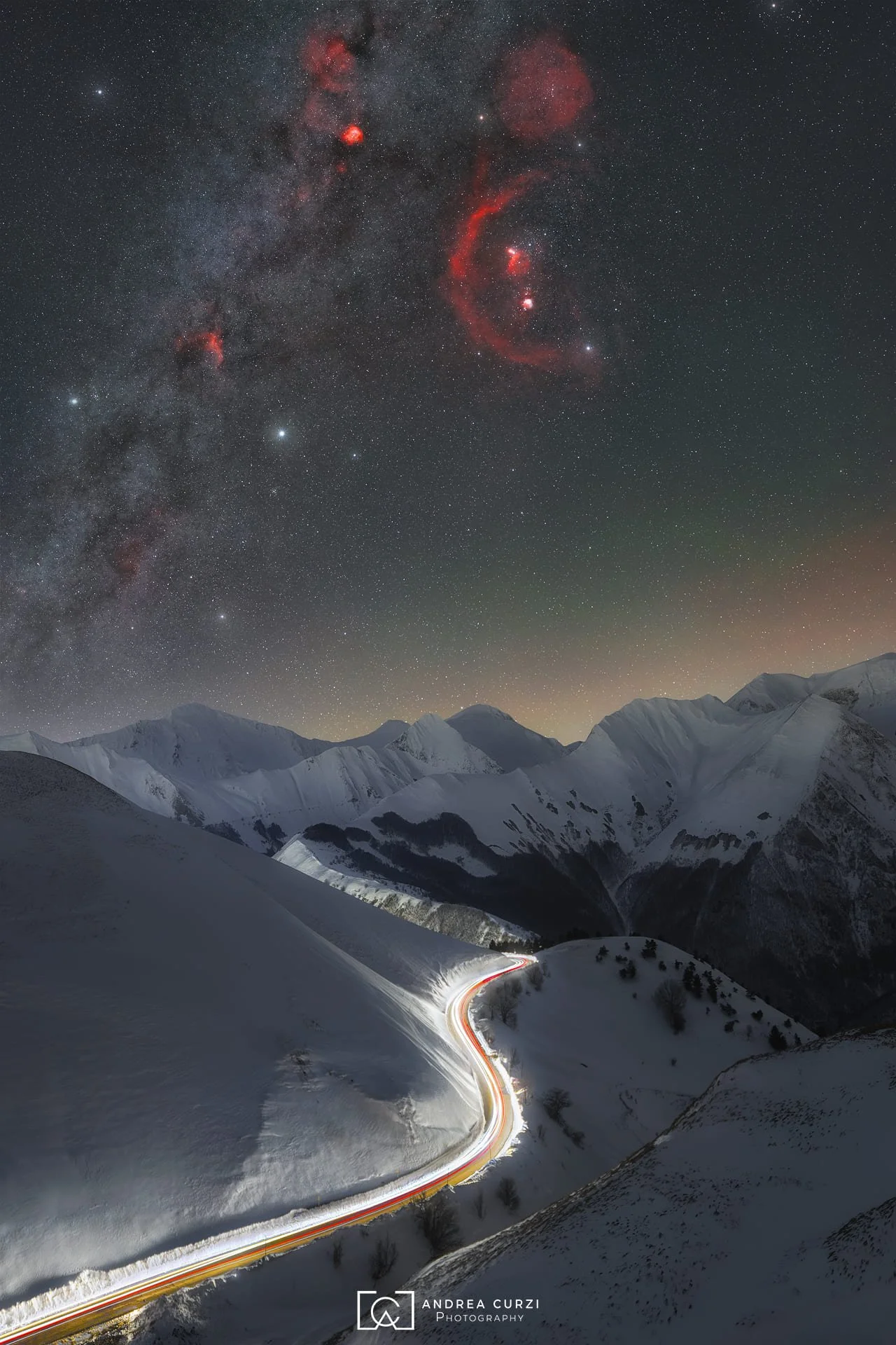 Foto notturna scattata a Sassotetto sul Parco Nazionale dei Sibillini con la via lattea invernale e la nebulosa di Orione. Foto scattata durante un workshop fotografico nelle Marche di Andrea Curzi.
