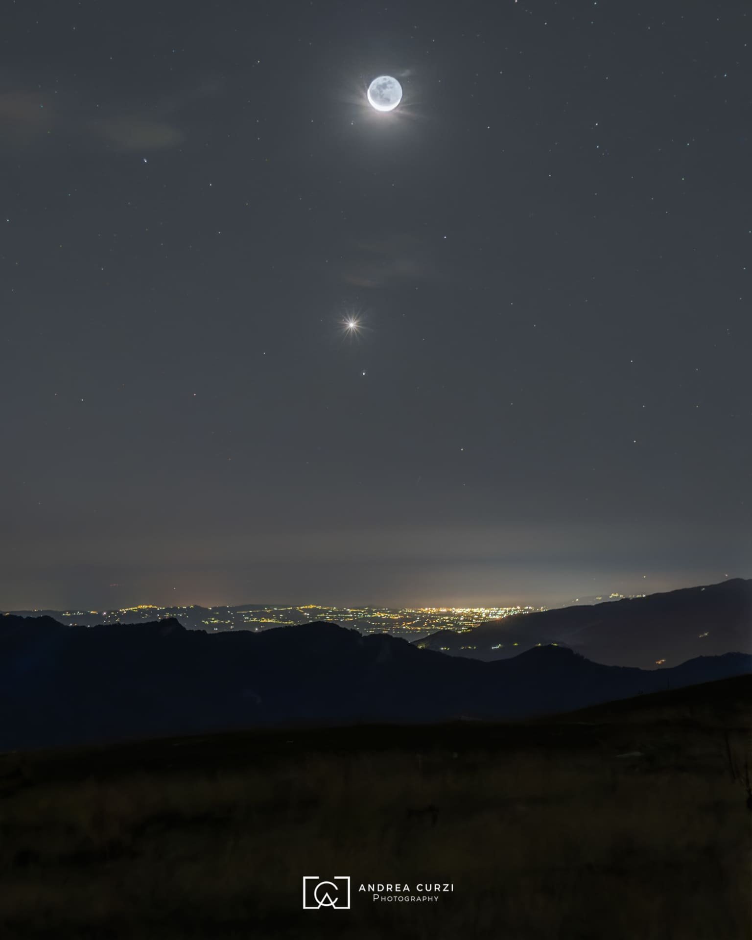 Congiunzione tra Luna e Venere scattata al rifugio Belvedere di Forca di Presta sul Parco Nazionale dei Sibillini . Foto scattata durante un workshop fotografico nelle Marche di Andrea Curzi.