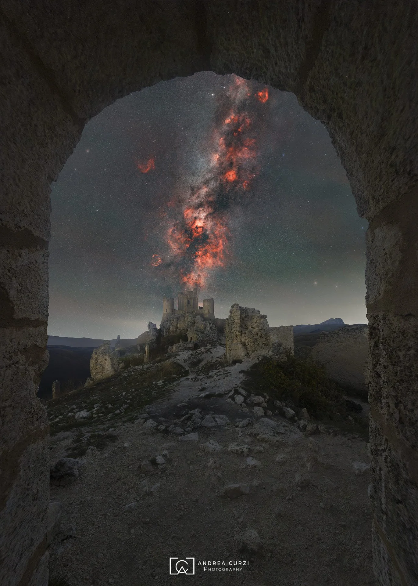 Foto della coda della via lattea scattata a Rocca Calascio durante un workshop fotografico in Abruzzo di Andrea Curzi