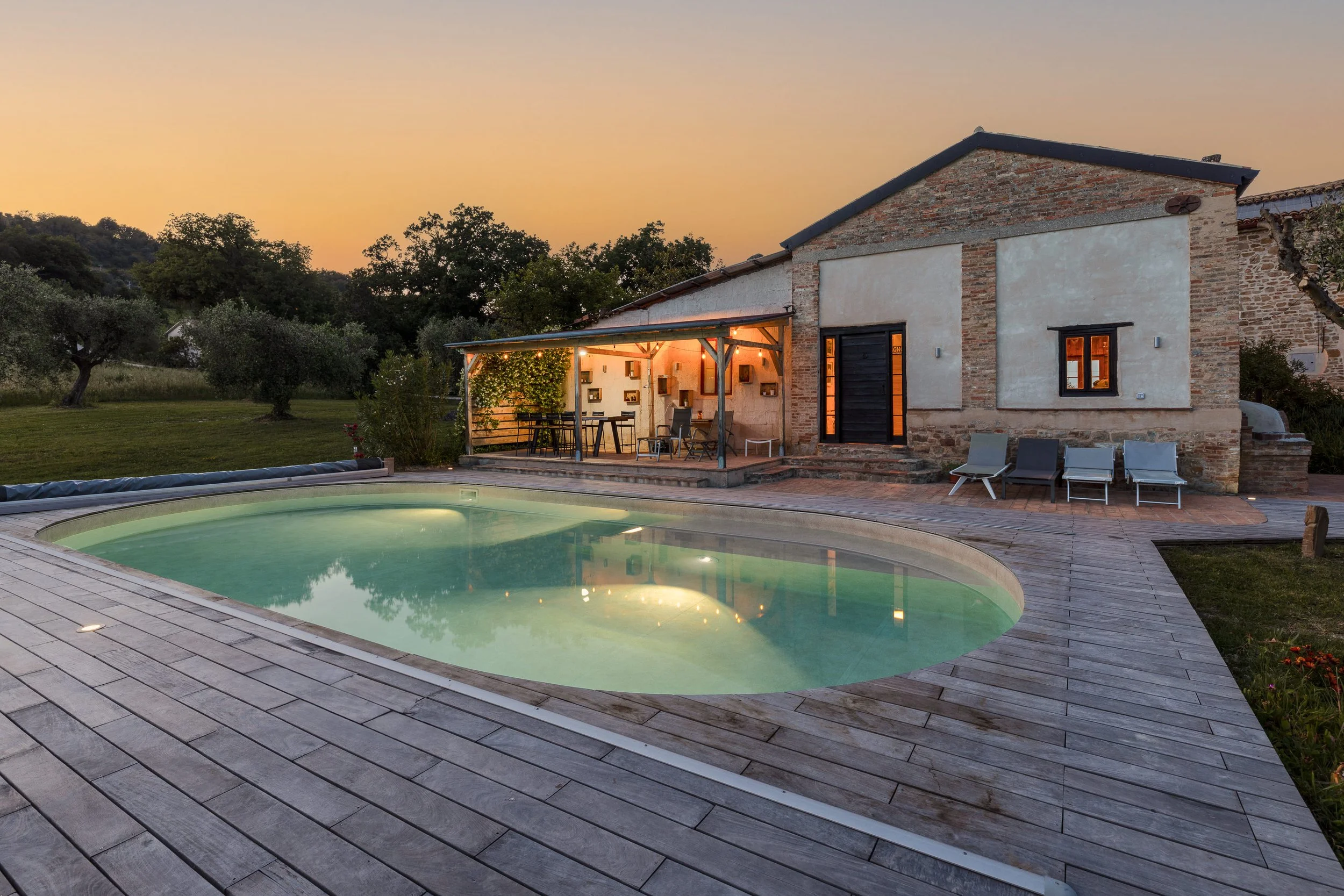 PISCINA TRAMONTO FOTOGRAFIA INTERNI CASOLARE DI ANDREA CURZI IN PROVINCIA ANCONA 2.jpg