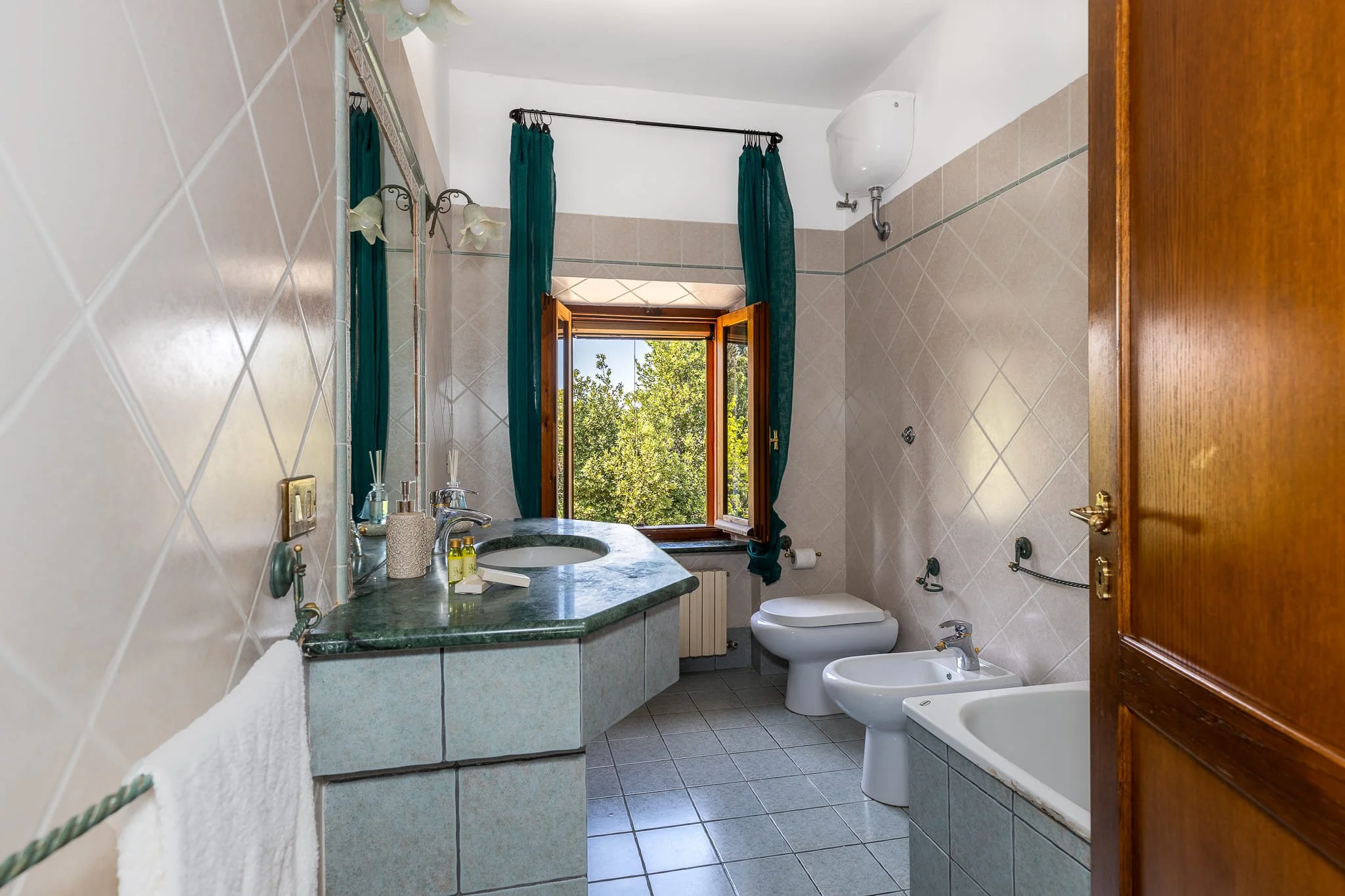 BAGNO 2 FOTOGRAFIA INTERNI CASOLARE DI ANDREA CURZI IN PROVINCIA ANCONA 1.jpg