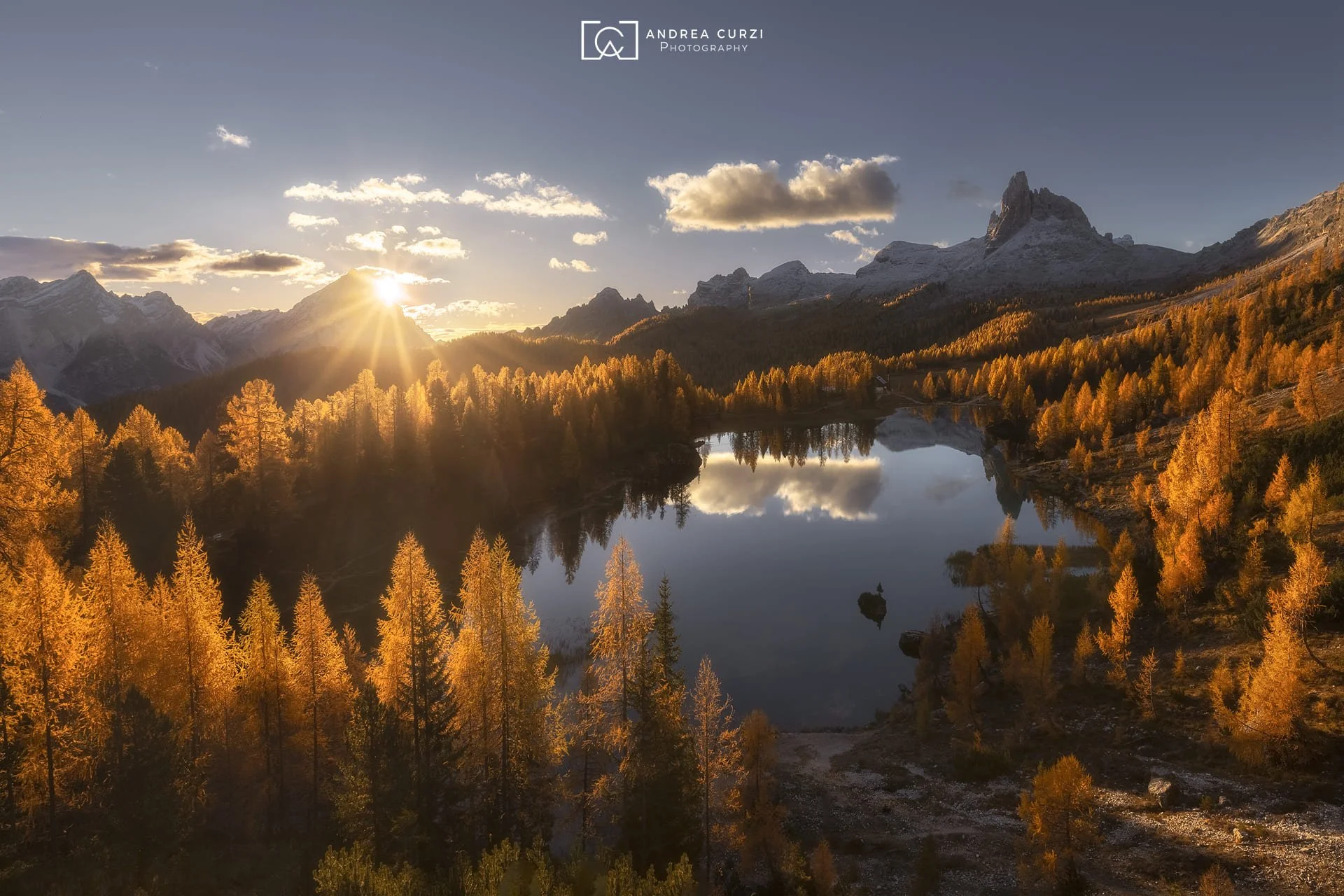 Foto di un'alba in autunno durante il Foliage in Dolomiti durante in viaggio fotografico di Andrea Curzi. Siamo al Lago Federa
