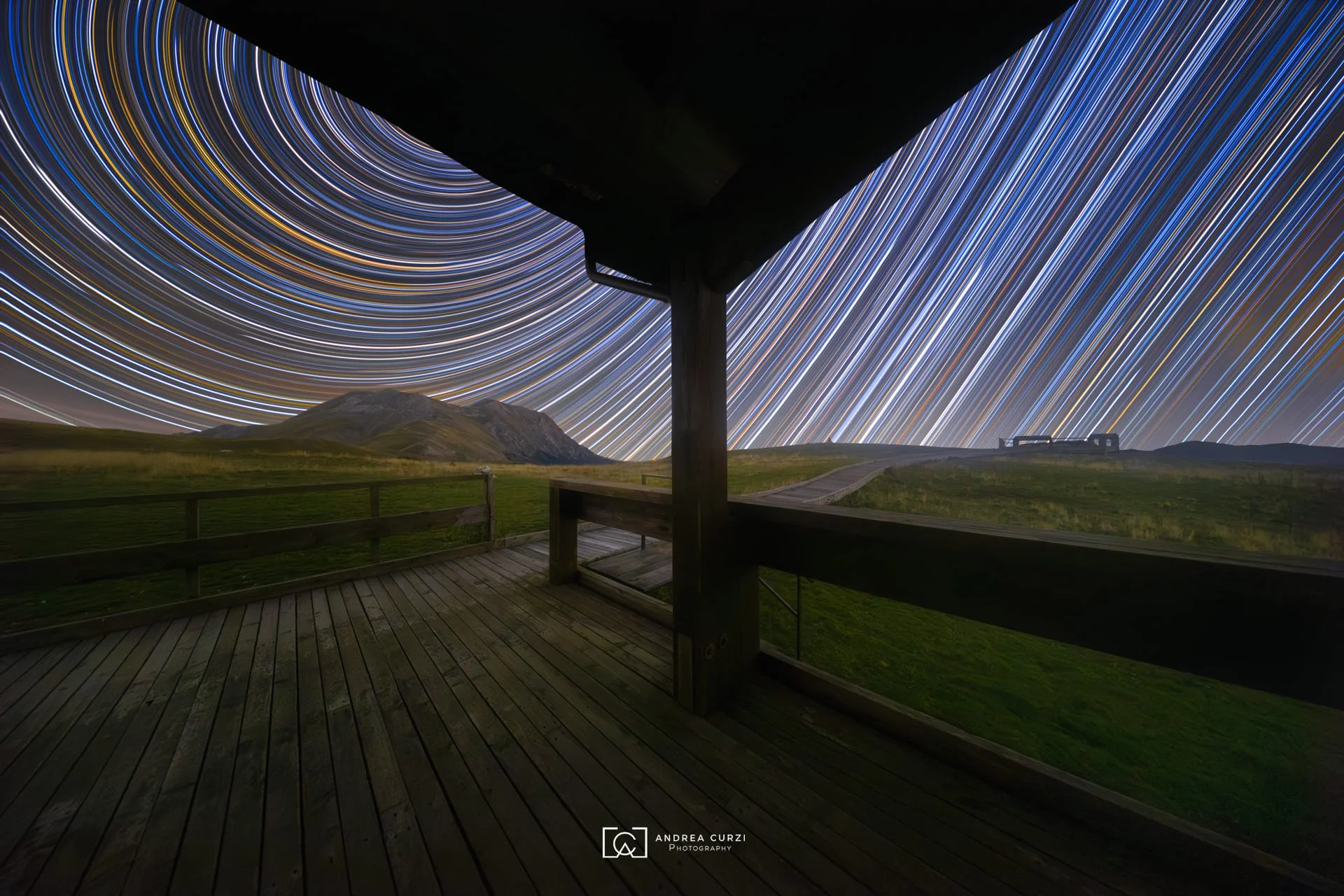 Star Trail notturno scattato al rifugio Belvedere di Forca di Presta sul Parco Nazionale dei Sibillini  Foto scattata durante un workshop fotografico nelle Marche di Andrea Curzi.