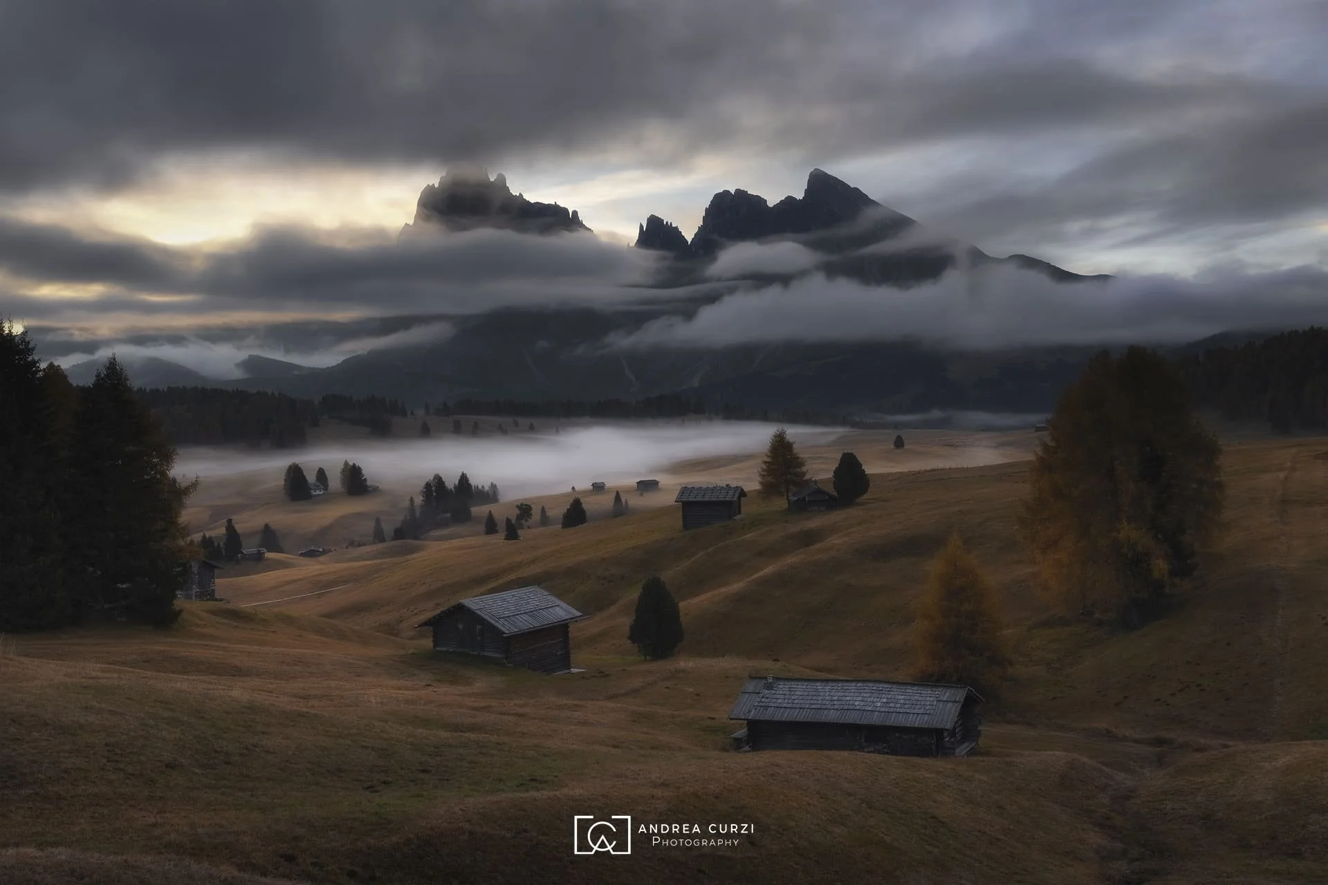Foto di un'alba in autunno durante il Foliage in Dolomiti durante in viaggio fotografico di Andrea Curzi. Siamo sulle Alpe di Siusi