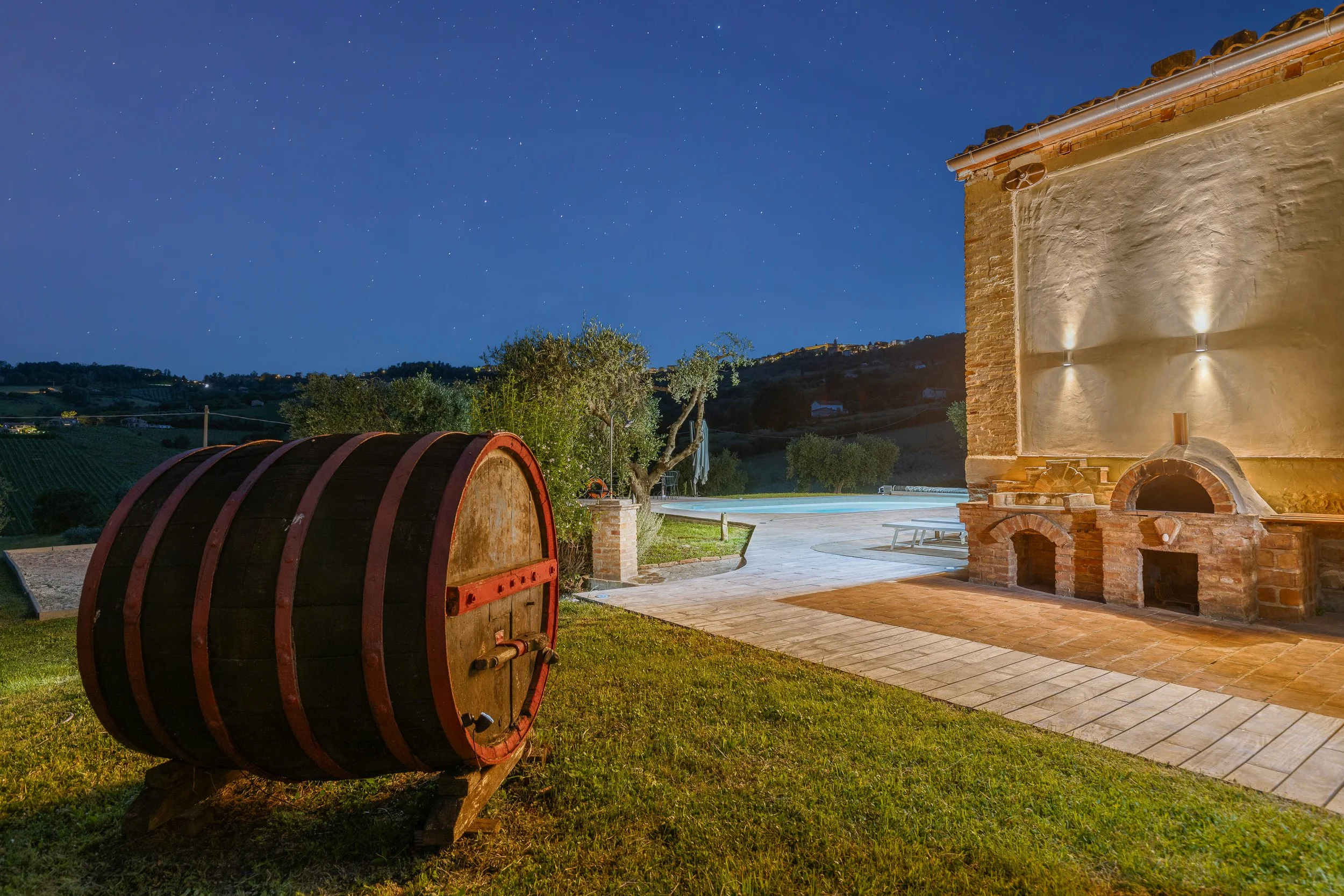 ESTERNO NOTTE FOTOGRAFIA INTERNI CASOLARE DI ANDREA CURZI IN PROVINCIA ANCONA.jpg