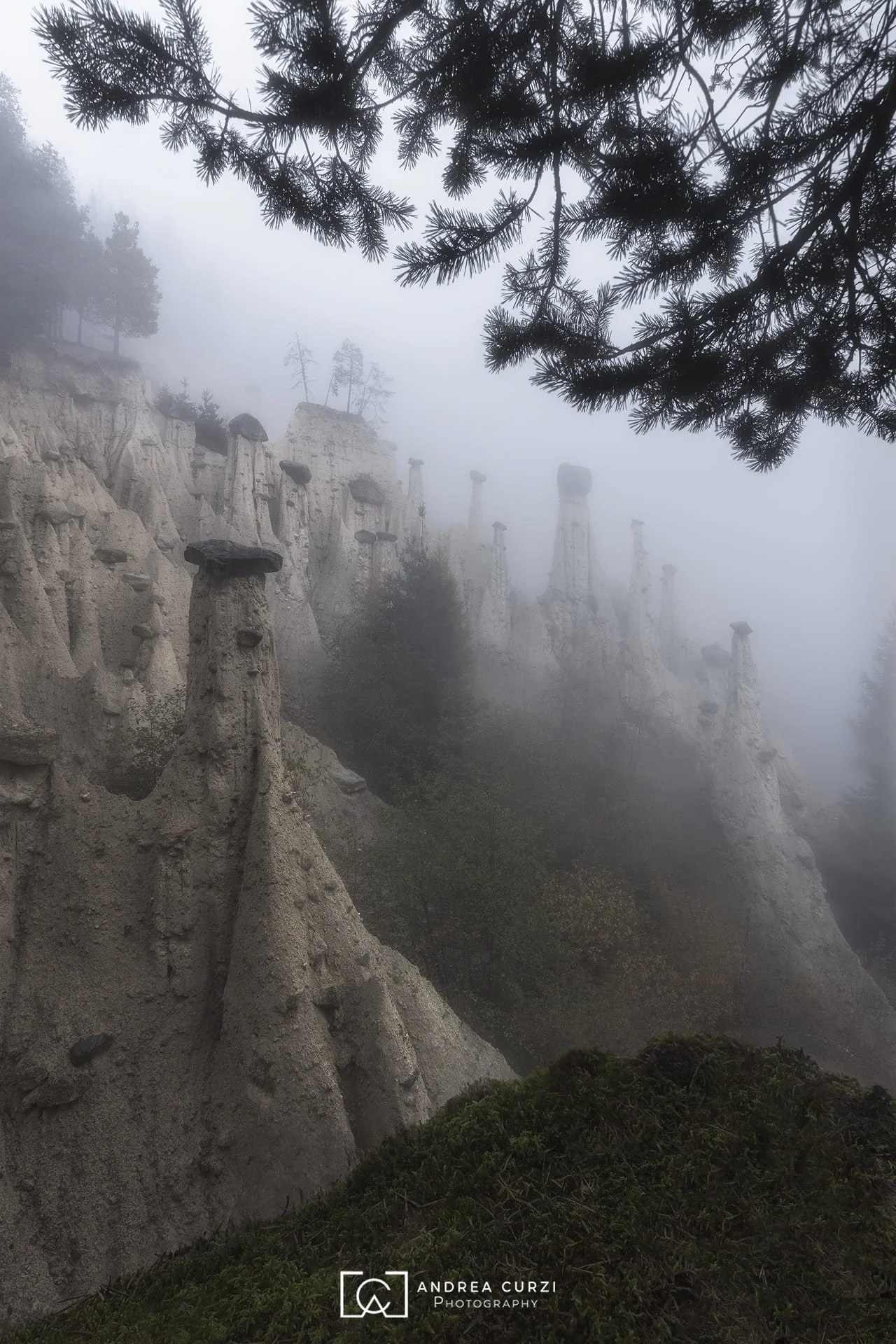 Foto di un'alba in autunno durante il Foliage in Dolomiti durante in viaggio fotografico di Andrea Curzi. Siamo sulle piramidi di Perca