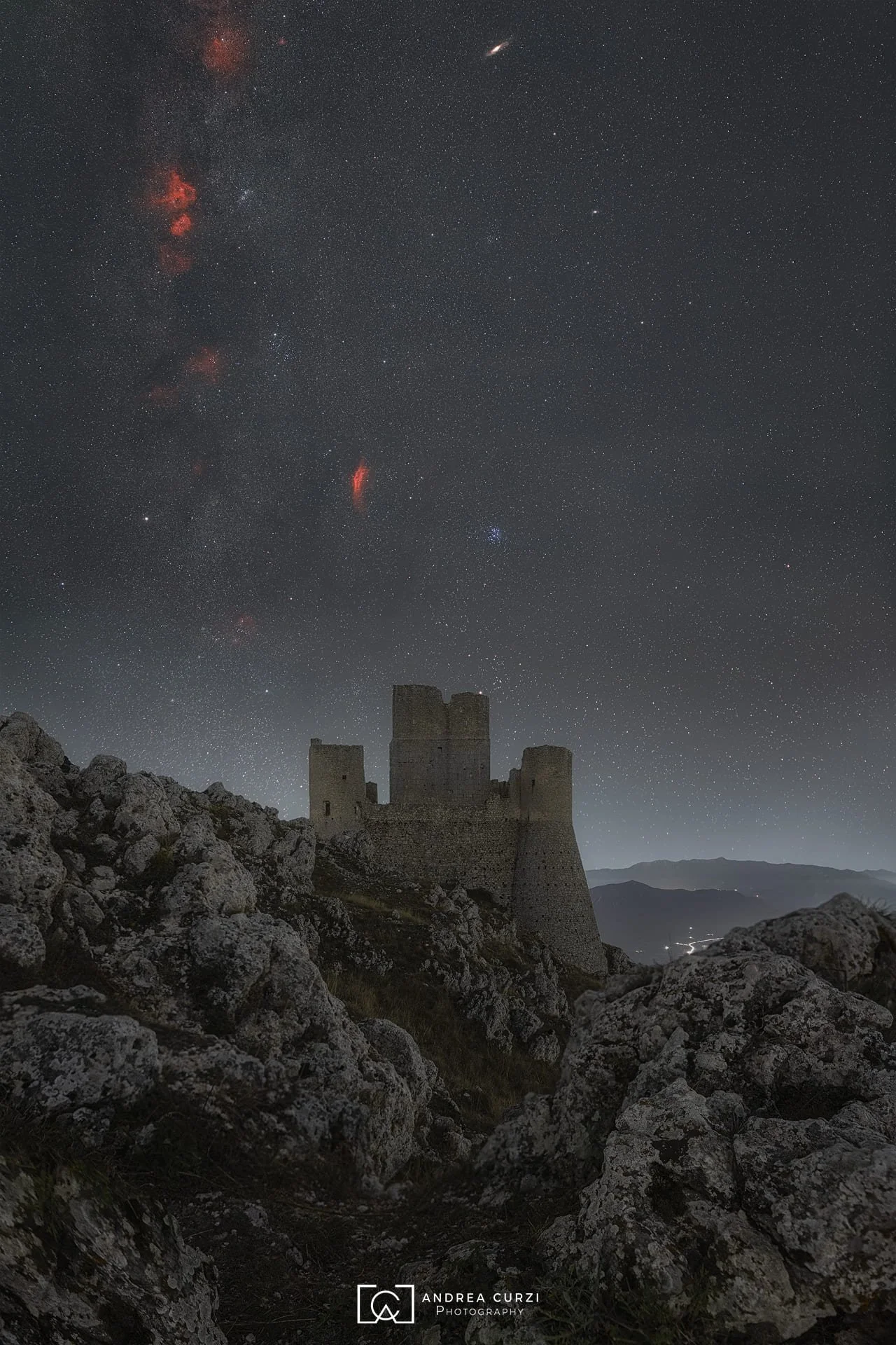 Foto della coda della via lattea scattata a Rocca Calascio durante un workshop fotografico in Abruzzo di Andrea Curzi