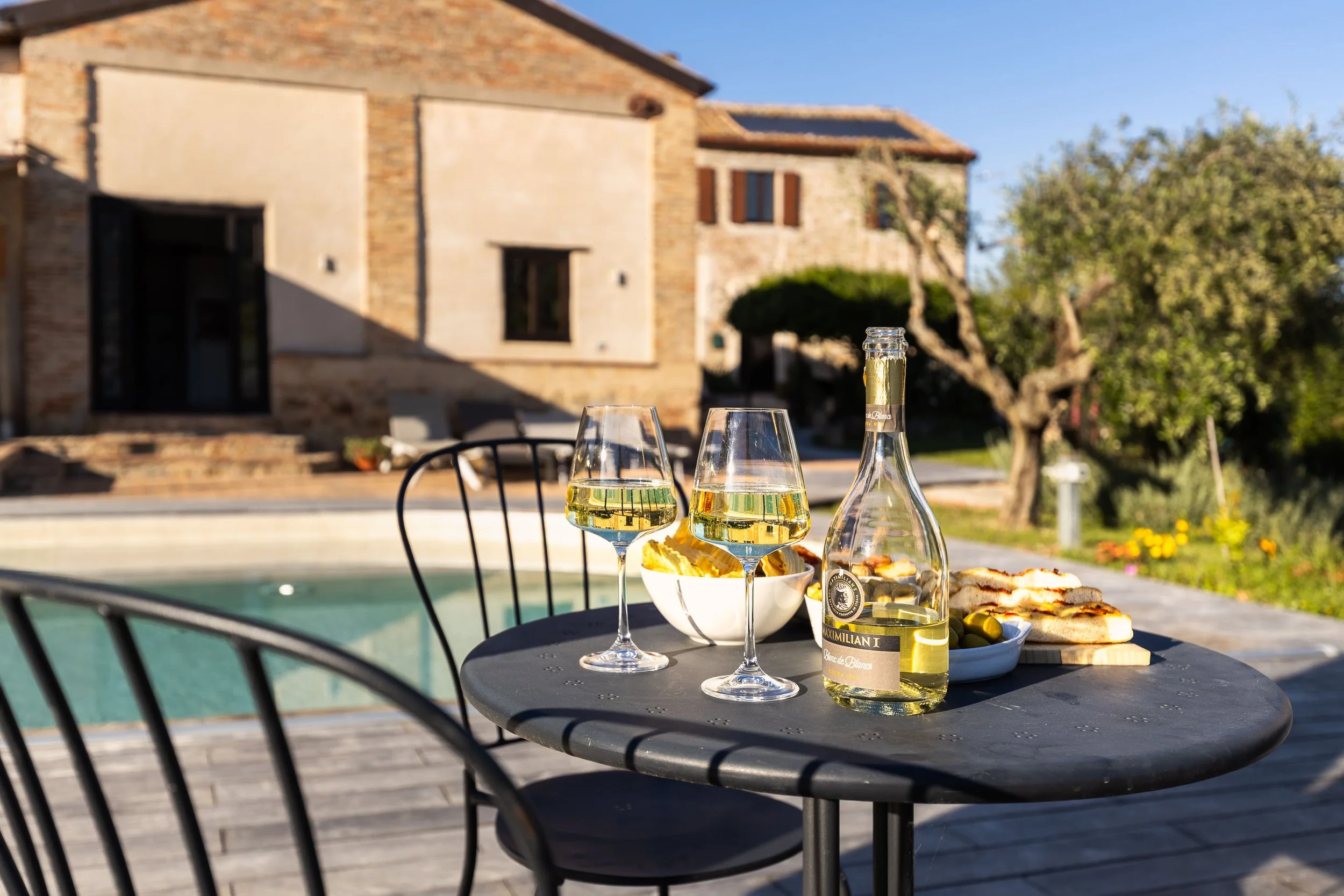 APERITIVO FOTOGRAFIA INTERNI CASOLARE DI ANDREA CURZI IN PROVINCIA ANCONA.jpg