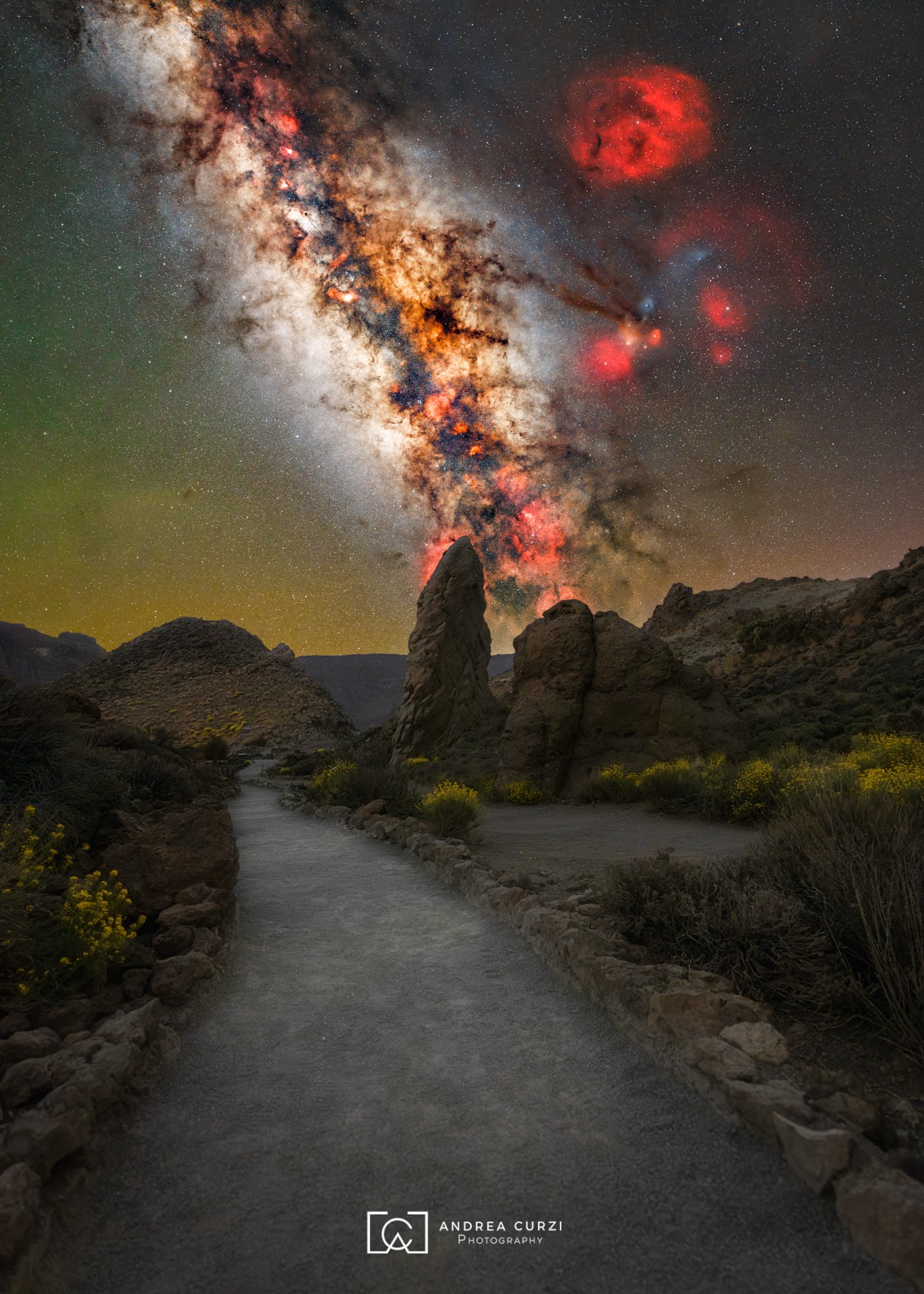 Paesaggio desertico a Roque de Garcia con roccia a forma di colonna e cielo stellato con Via Lattea e nuvole di polvere cosmica. SScattata durante un viaggio fotografico a Tenerife sul Parco Nazionale del Teide di Andrea Curzi.