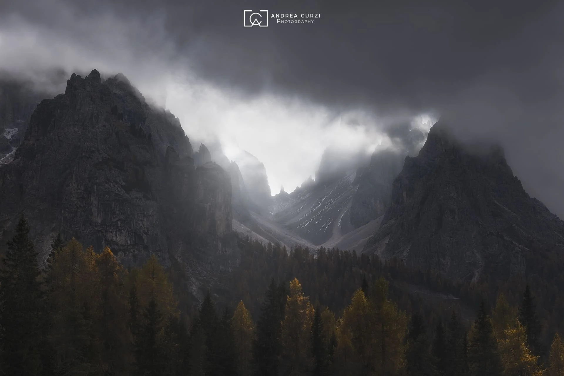 Foto di montagne in autunno durante il Foliage in Dolomiti durante in viaggio fotografico di Andrea Curzi.