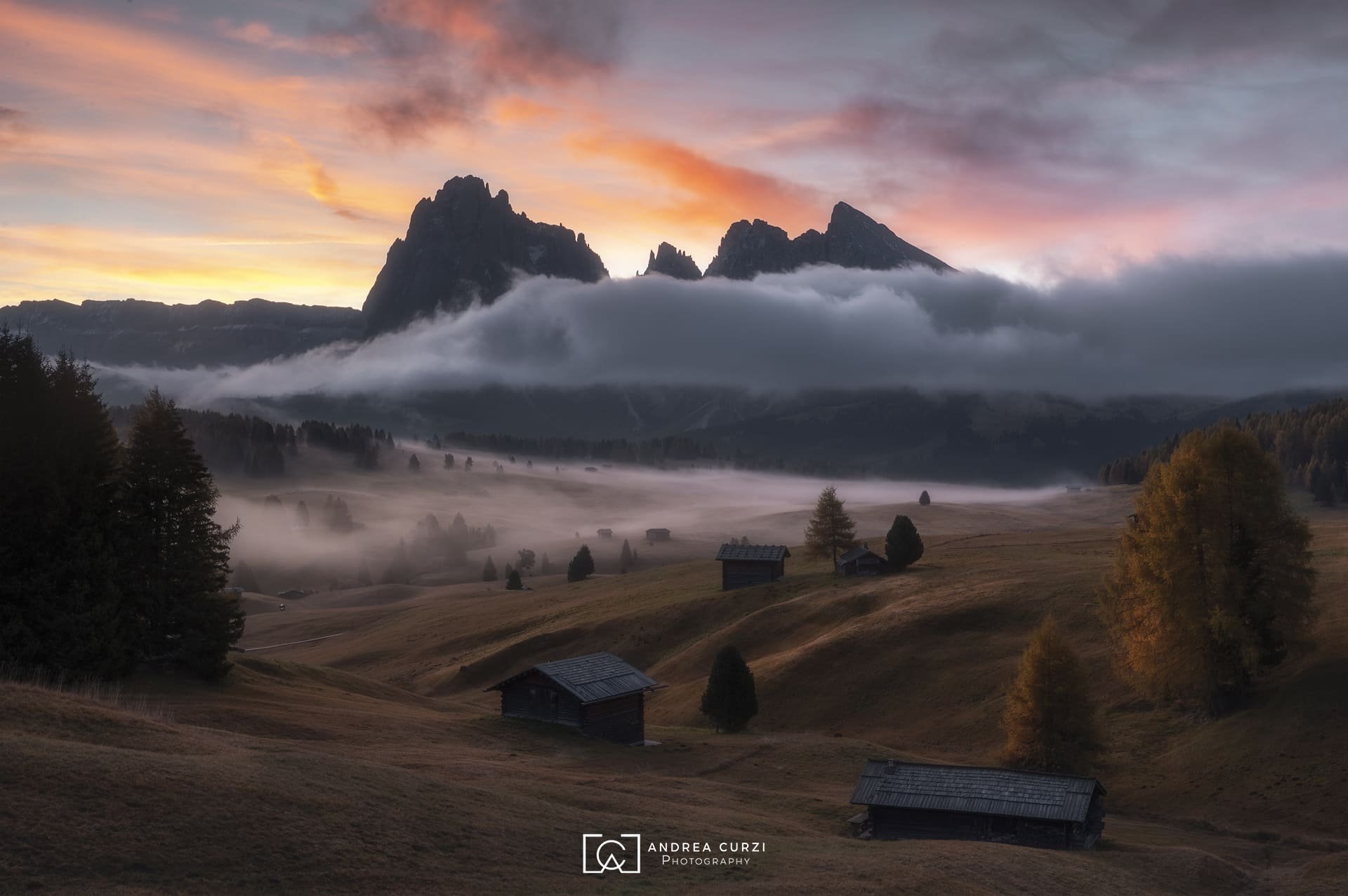 Foto di un'alba in autunno durante il Foliage in Dolomiti durante in viaggio fotografico di Andrea Curzi. Siamo sulle Alpe di Siusi
