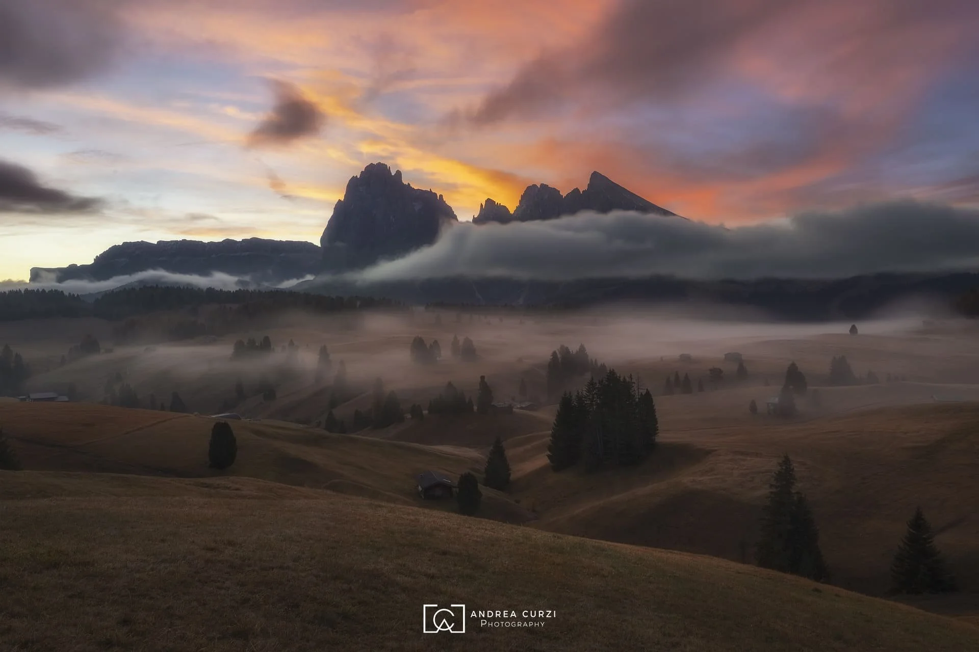 Foto di un'alba in autunno durante il Foliage in Dolomiti durante in viaggio fotografico di Andrea Curzi. Siamo sulle Alpe di Siusi