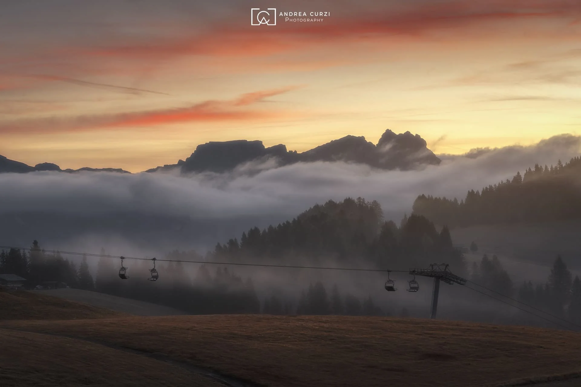 Foto di un'alba in autunno durante il Foliage in Dolomiti durante in viaggio fotografico di Andrea Curzi. Siamo sulle Alpe di Siusi