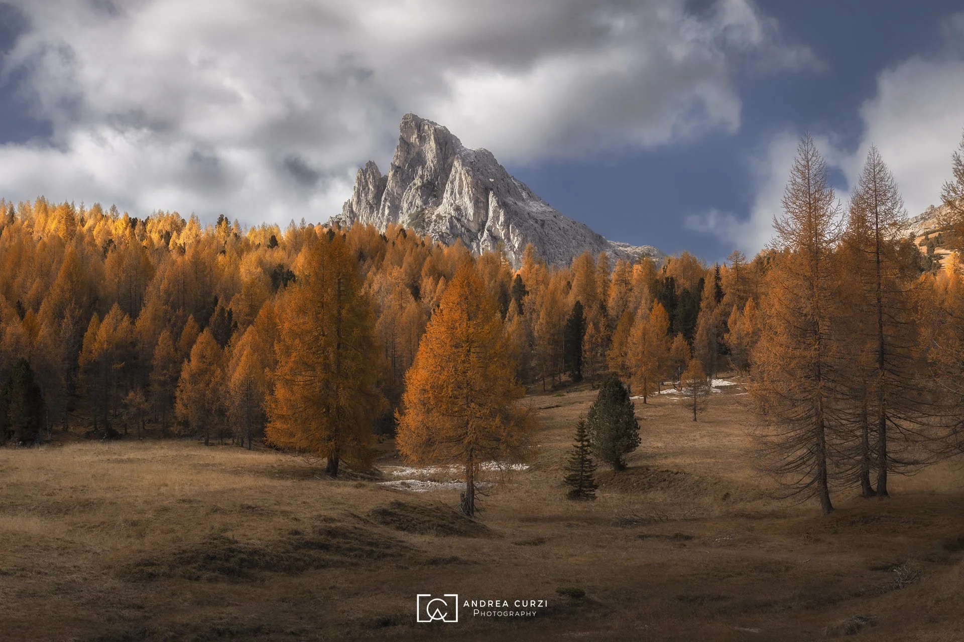 Foto di un'alba in autunno durante il Foliage in Dolomiti durante in viaggio fotografico di Andrea Curzi.