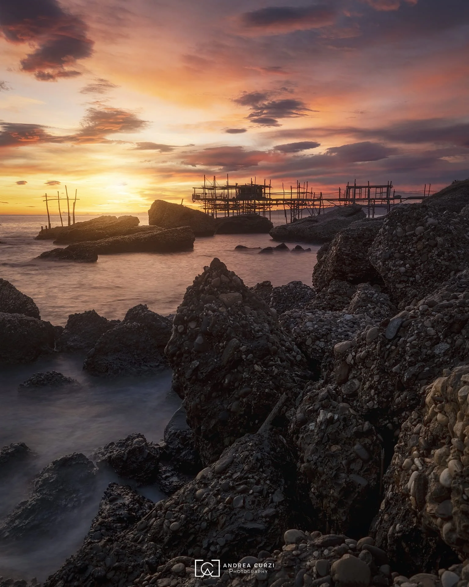 Foto di un'alba sulla Costa dei Trabocchi al trabocco Spezza Catena scattata durante un workshop fotografico in Abruzzo di Andrea Curzi