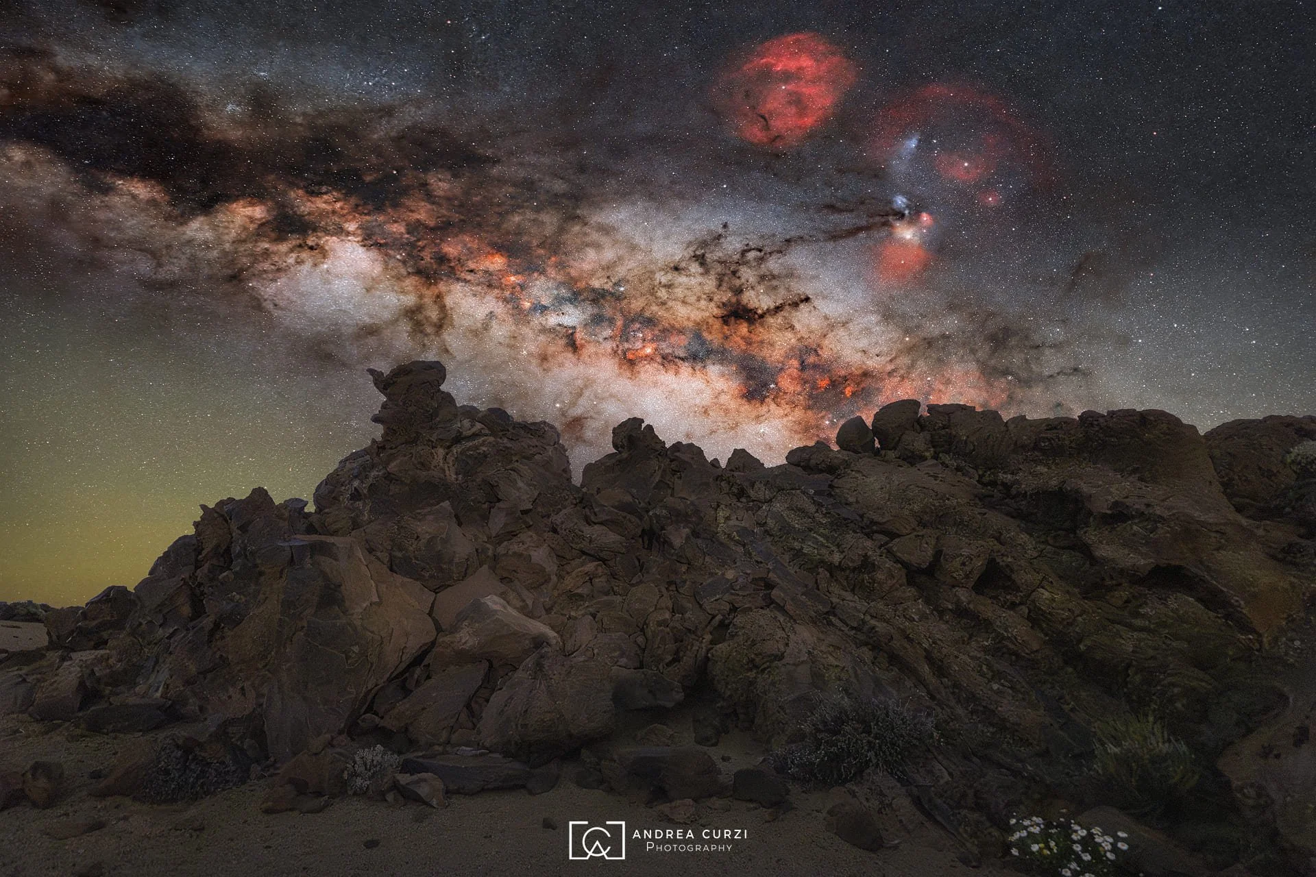 Cielo notturno a Minas of San Jose sopra rocce con la Via Lattea visibile, con nubi di gas e stelle. Scattata durante un viaggio fotografico a Tenerife sul Parco Nazionale del Teide di Andrea Curzi.