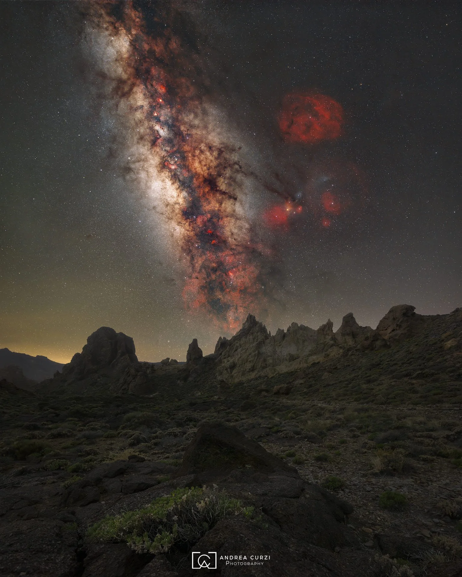 Cielo stellato a Roque de Garcia con la Via Lattea visibile sopra un paesaggio montano roccioso e desertico. Scattata durante un viaggio fotografico a Tenerife sul Parco Nazionale del Teide di Andrea Curzi.