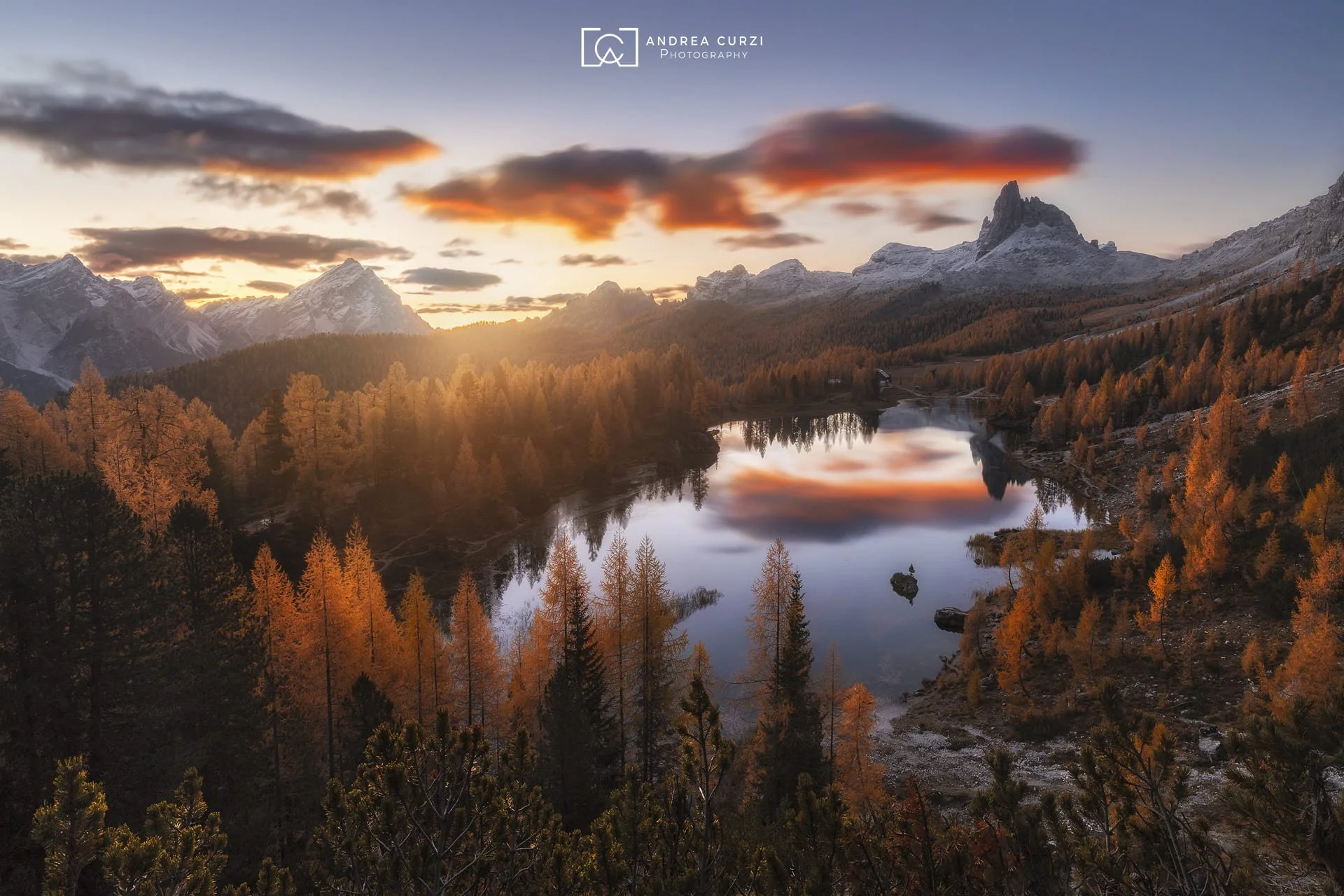 Foto di un'alba in autunno durante il Foliage in Dolomiti durante in viaggio fotografico di Andrea Curzi. Siamo al Lago Federa