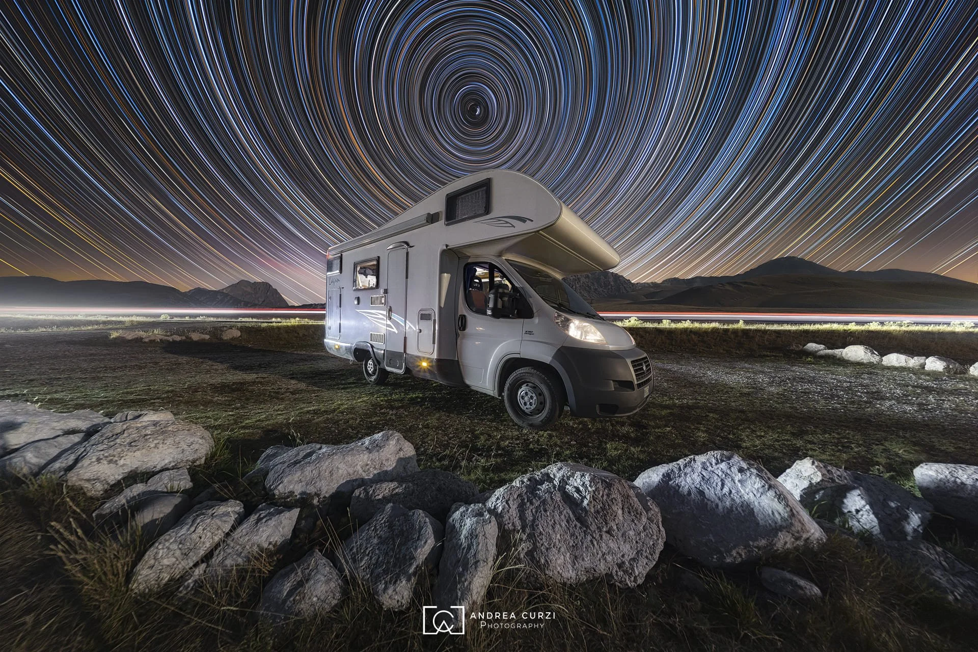 Star Trail con camper scattato a Campo Imperatore durante un workshop fotografico in Abruzzo di Andrea Curzi