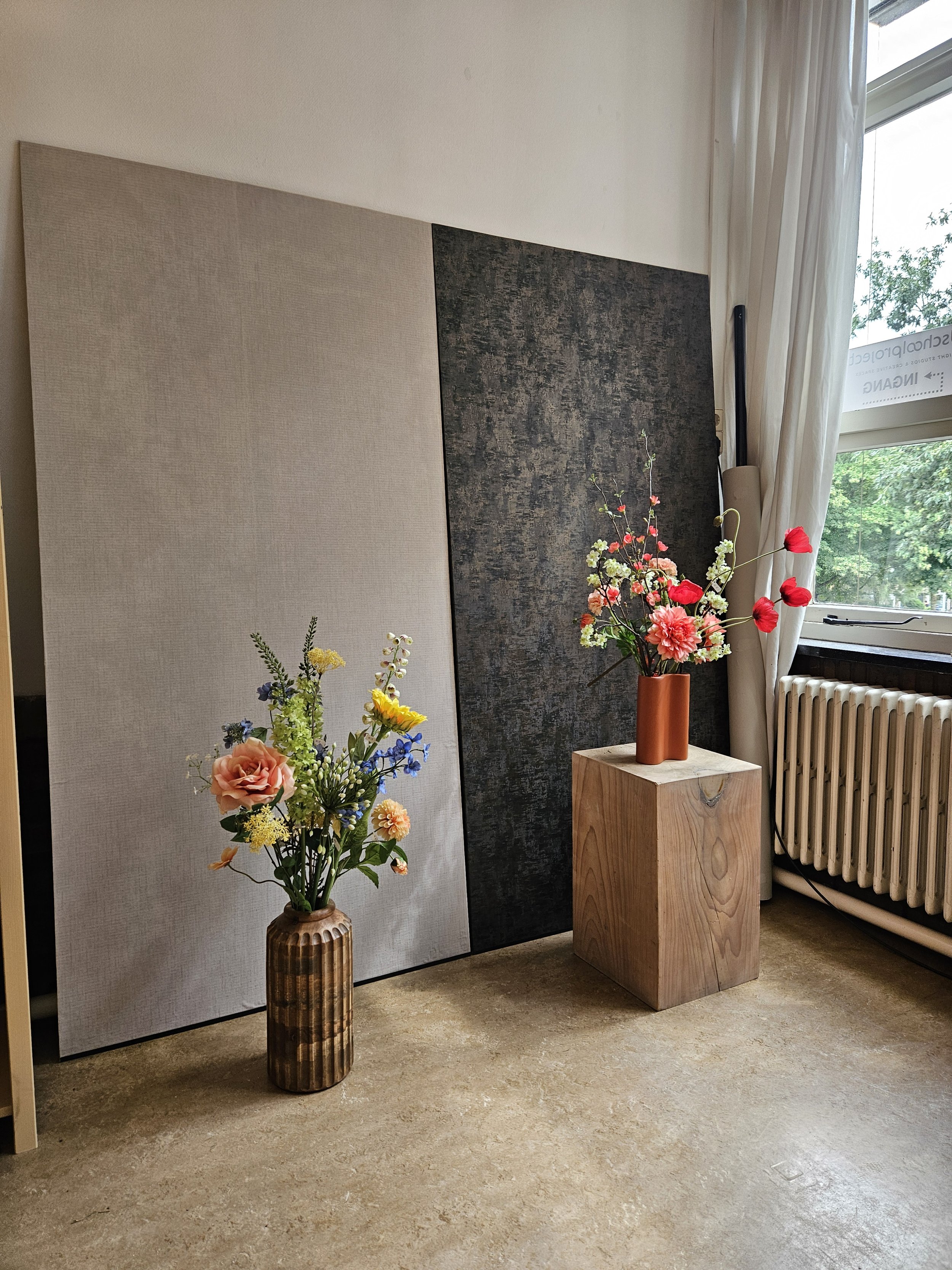 behangen van Wandpanelen in bloemenwinkel