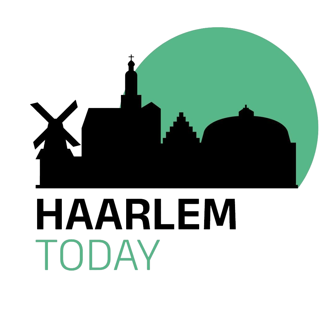 Silhouet van een stad met windmolen, kerktorens, en een grote groene cirkel met de tekst 'HAARLEM TODAY'.