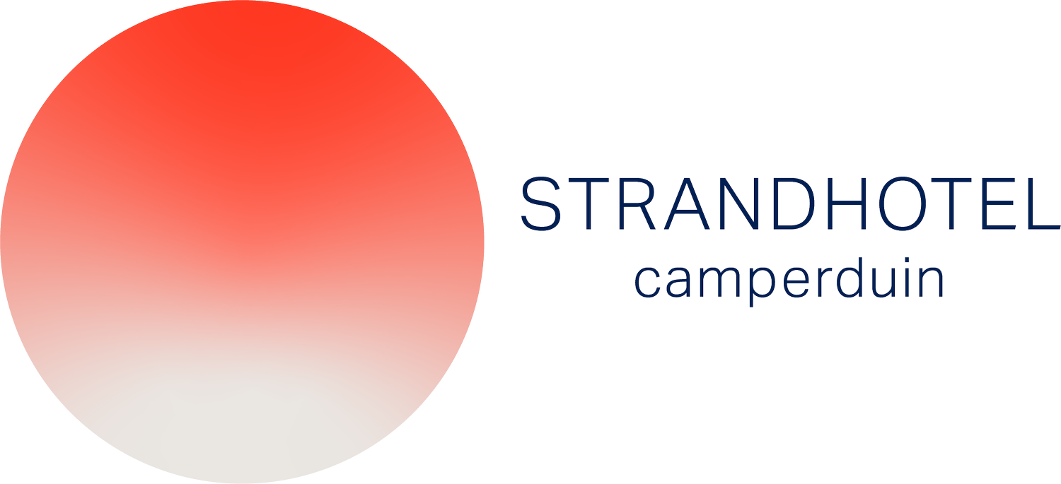 Logo van Strandhotel Camperduin met een grote gekleurde cirkel en de tekst 'Strandhotel Camperduin'.