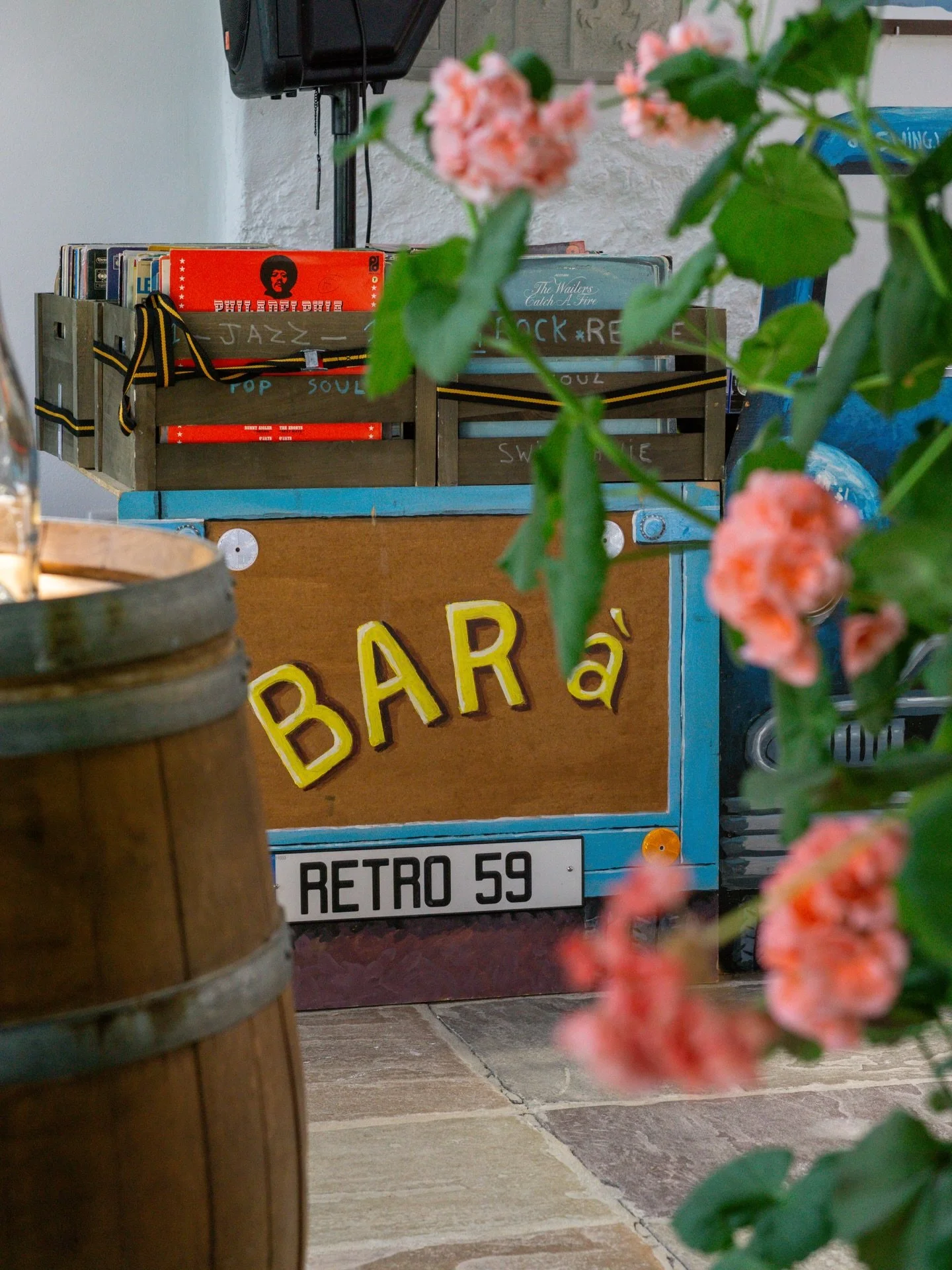 Une id&eacute;e originale pour les discophiles : le bar &agrave; &hellip; vinyles 💿

Le d&eacute;tail cool qui casse les codes et cr&eacute;e une ambiance unique pour vos &eacute;v&eacute;nements🕺

Vous validez ?

📸 @claraspeaks.co