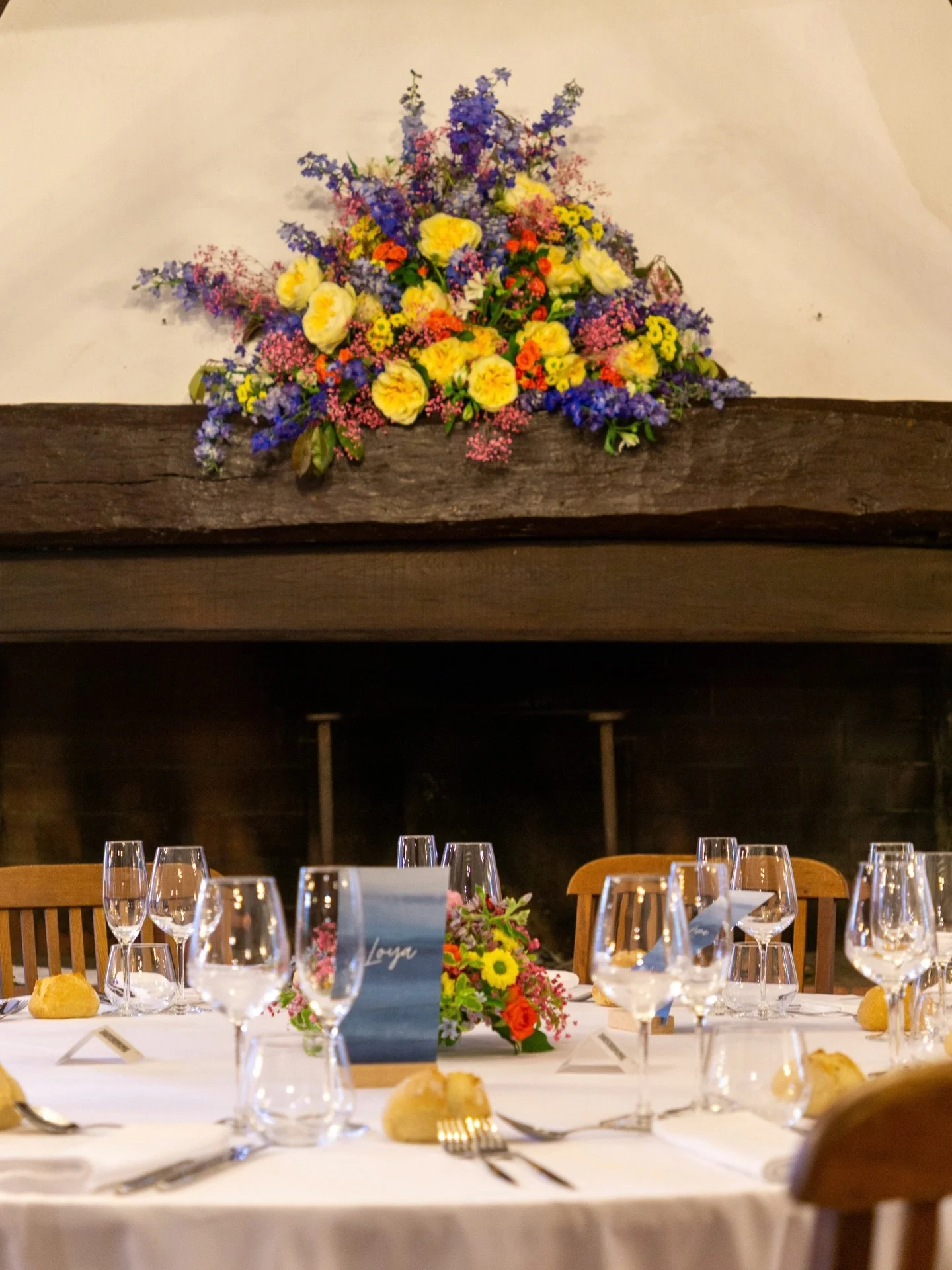 Notre chemin&eacute;e que vous aimez tant habill&eacute;e, elle aussi, selon vos envies et vos id&eacute;es d&eacute;co ✨

1/2 - Gros bouquet de fleurs color&eacute;es 💐
3/4 - V&eacute;g&eacute;tations &amp; bougies 🌿
5/6 - Compositions @boutique_c