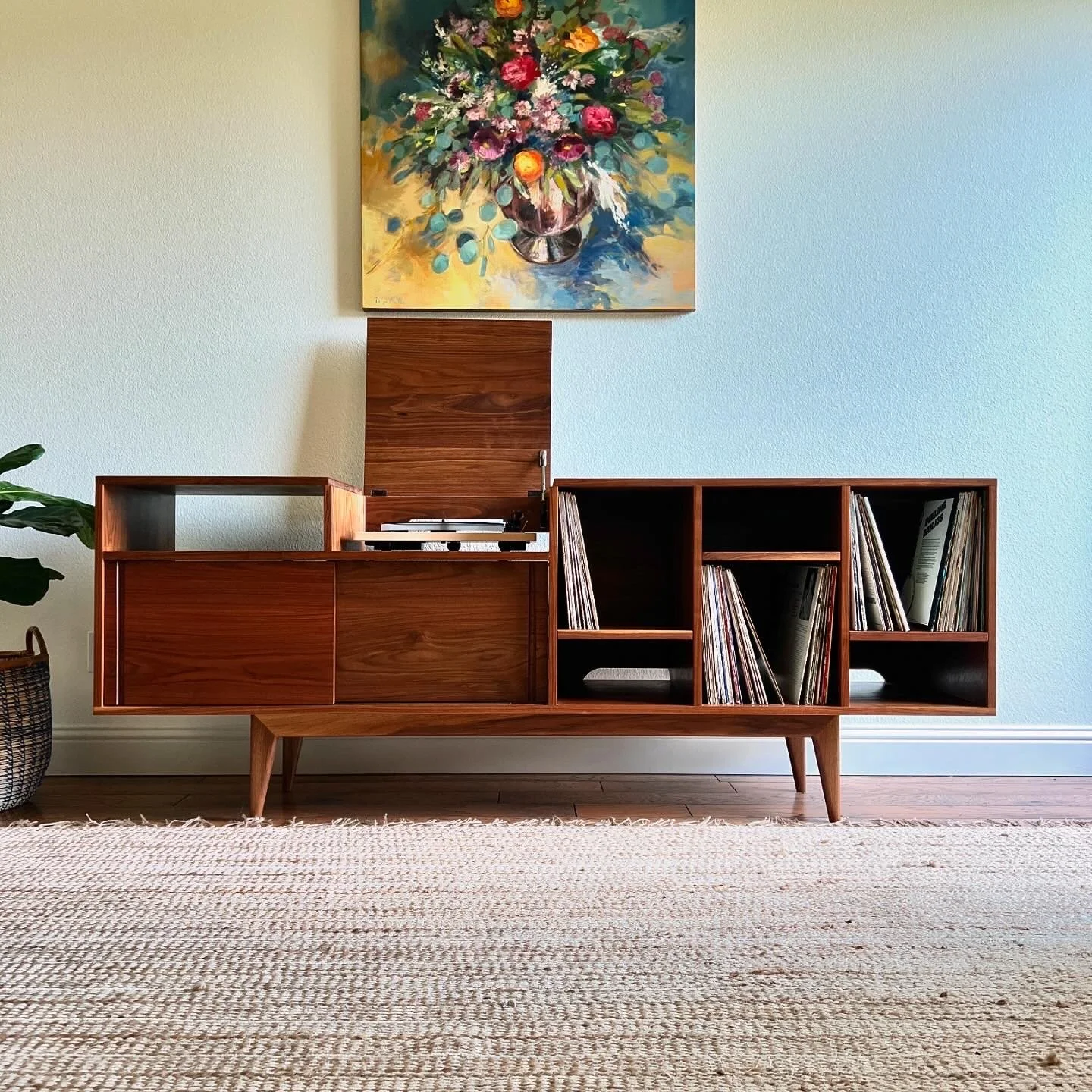 How do I Choose the Right Size for My Record Media Console? 2 B95F2C4B 4A74 4A2B 9A63 7C0FC195F8AA