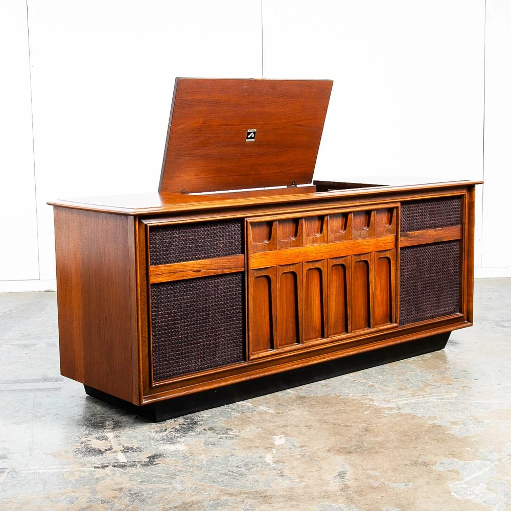 Vintage vs. Modern Record Consoles: Finding Your Perfect Match 3 416f8193 b861 5e3d bae2 3036dbaa7c74