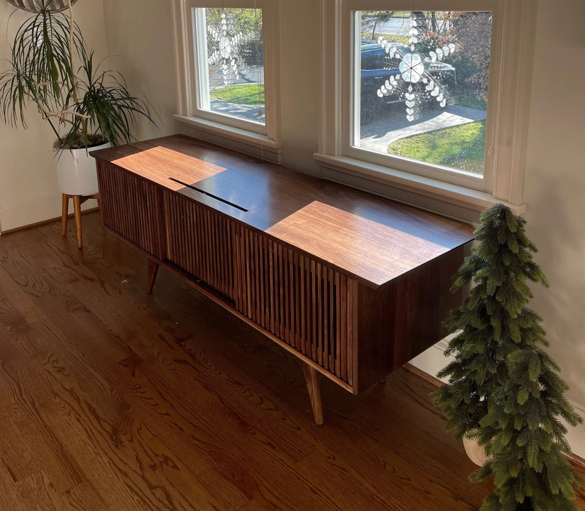 How do I Choose the Right Size for My Record Media Console? 4 The Louve + Turntable Lid in a clientโs home.