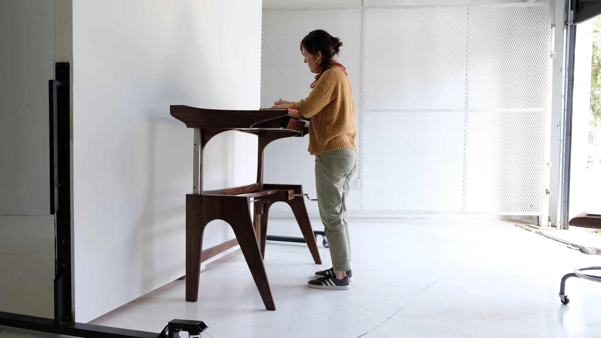 5 Reasons You Should Use a Standing Desk 2 1+%289%29