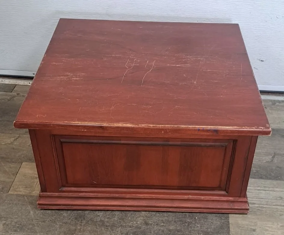 table de salon (coffre) en bois rouge,