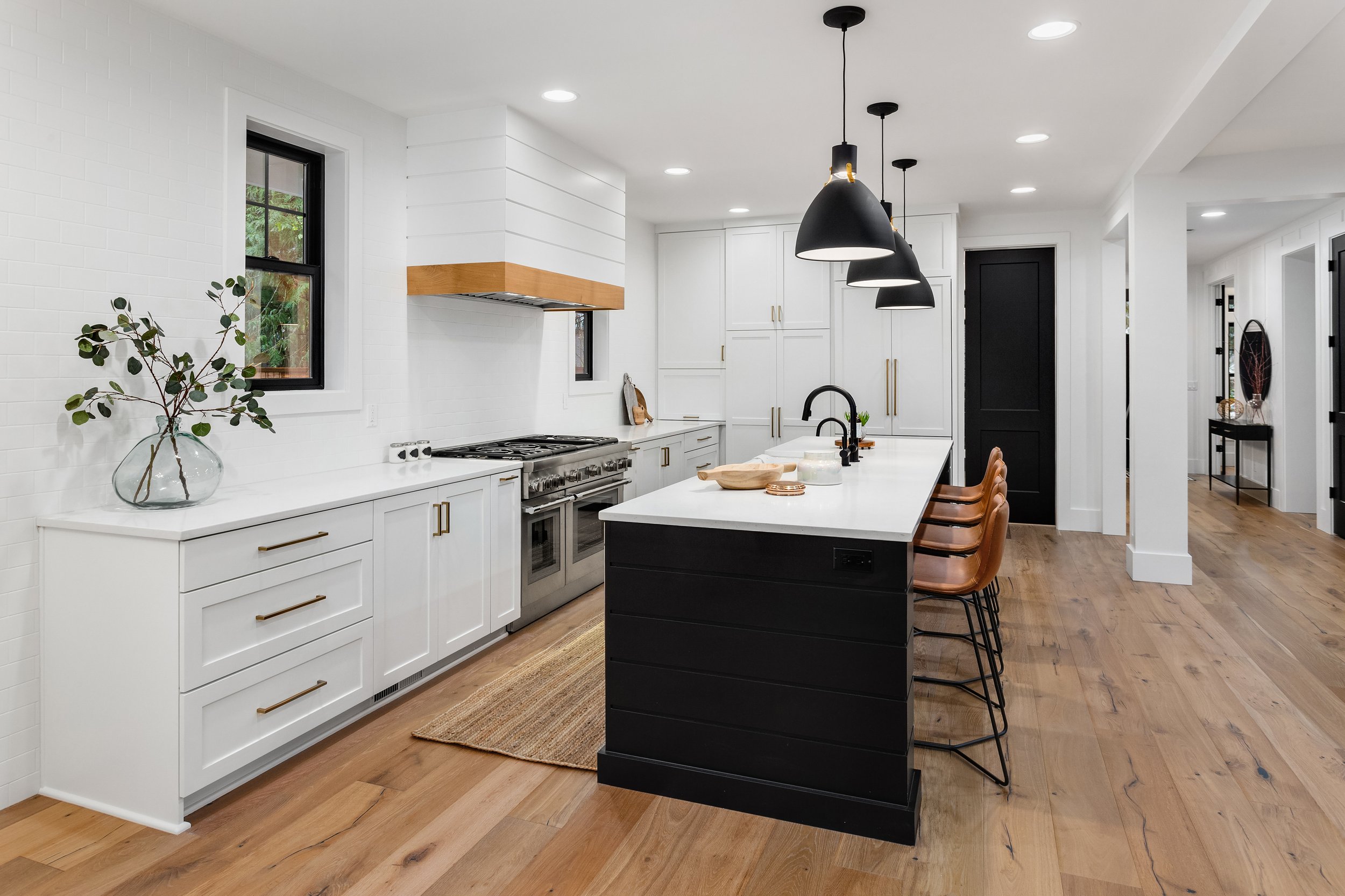 Site-Finished Hardwood vs Pre-Finished Flooring: Pros and Cons